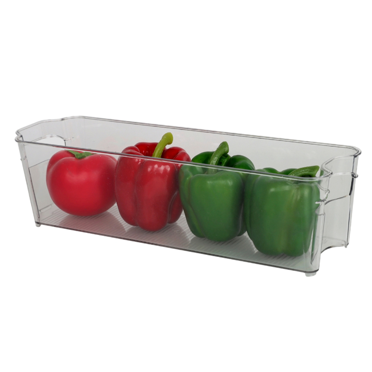 Contenedor de plástico transparente con cuatro pimientos: uno rojo, dos rojos, dos verdes. Fondo blanco.