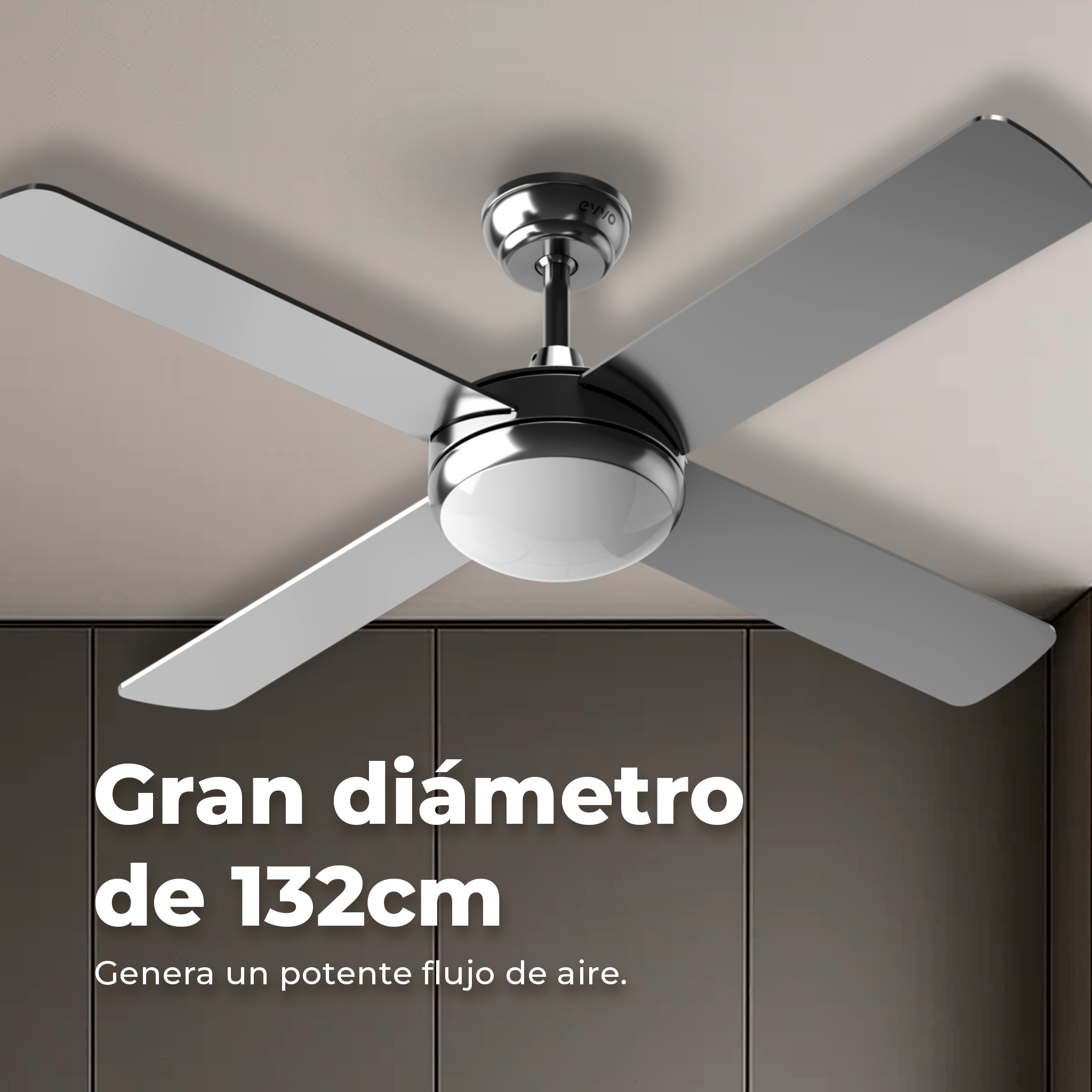 Un ventilatore a soffitto con quattro pale argentate e una luce bianca. Sfondo interno.