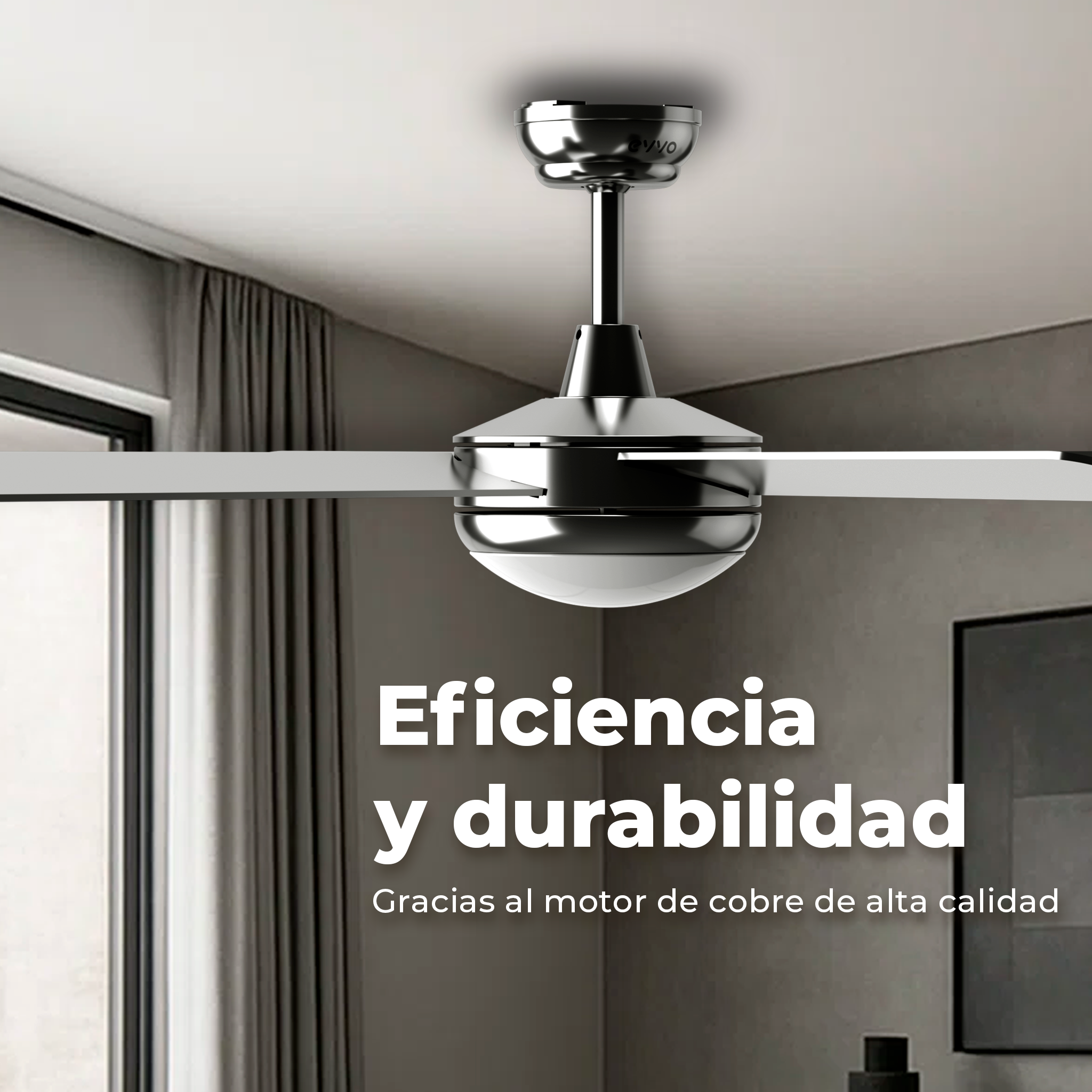 Un primo piano di un ventilatore a soffitto. Ha pale argentate, con una luce bianca. Sfondo interno.