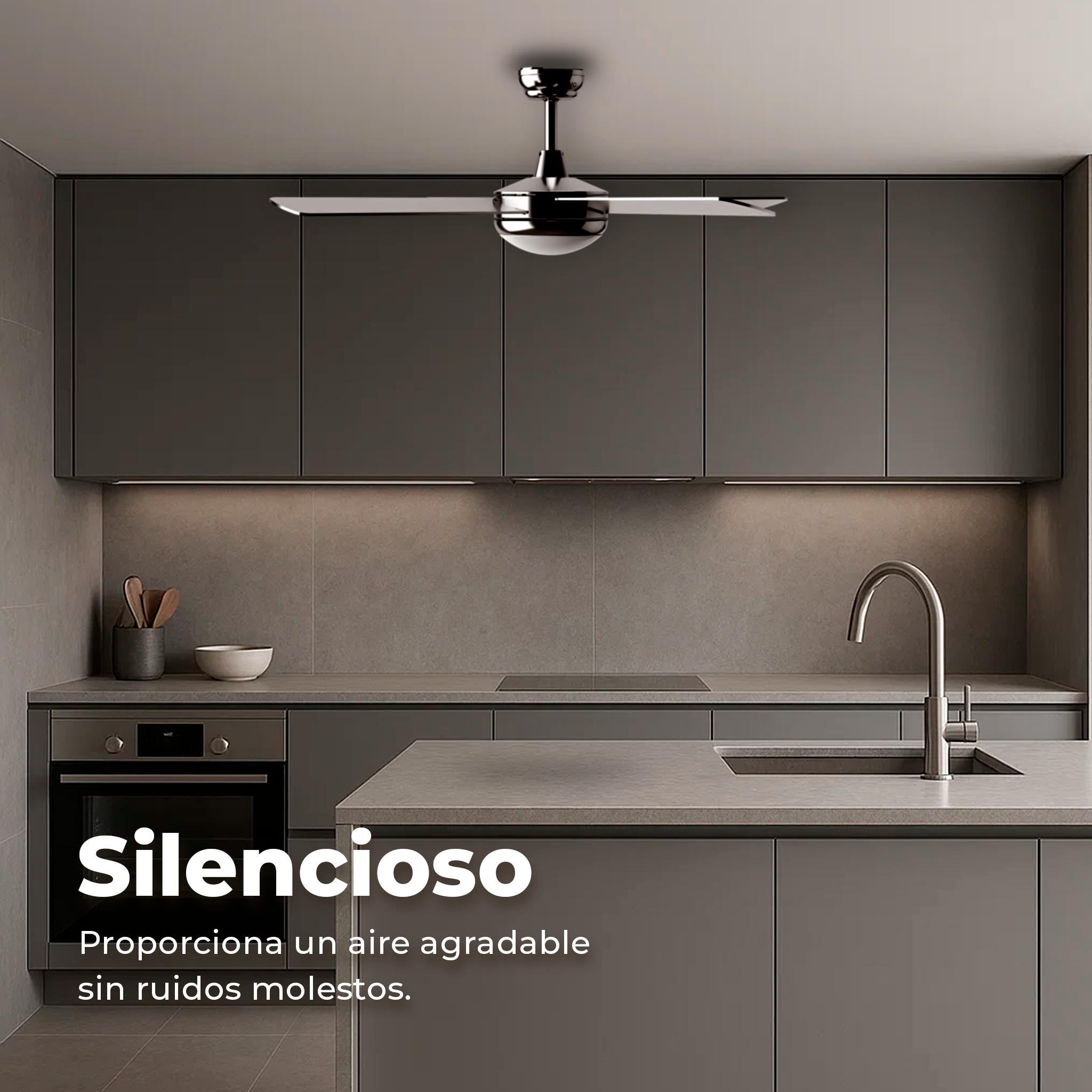 Cucina moderna con ventilatore a soffitto. Mobili grigi, piano di lavoro e alzatina piastrellata. Testo: 'Silencioso'.