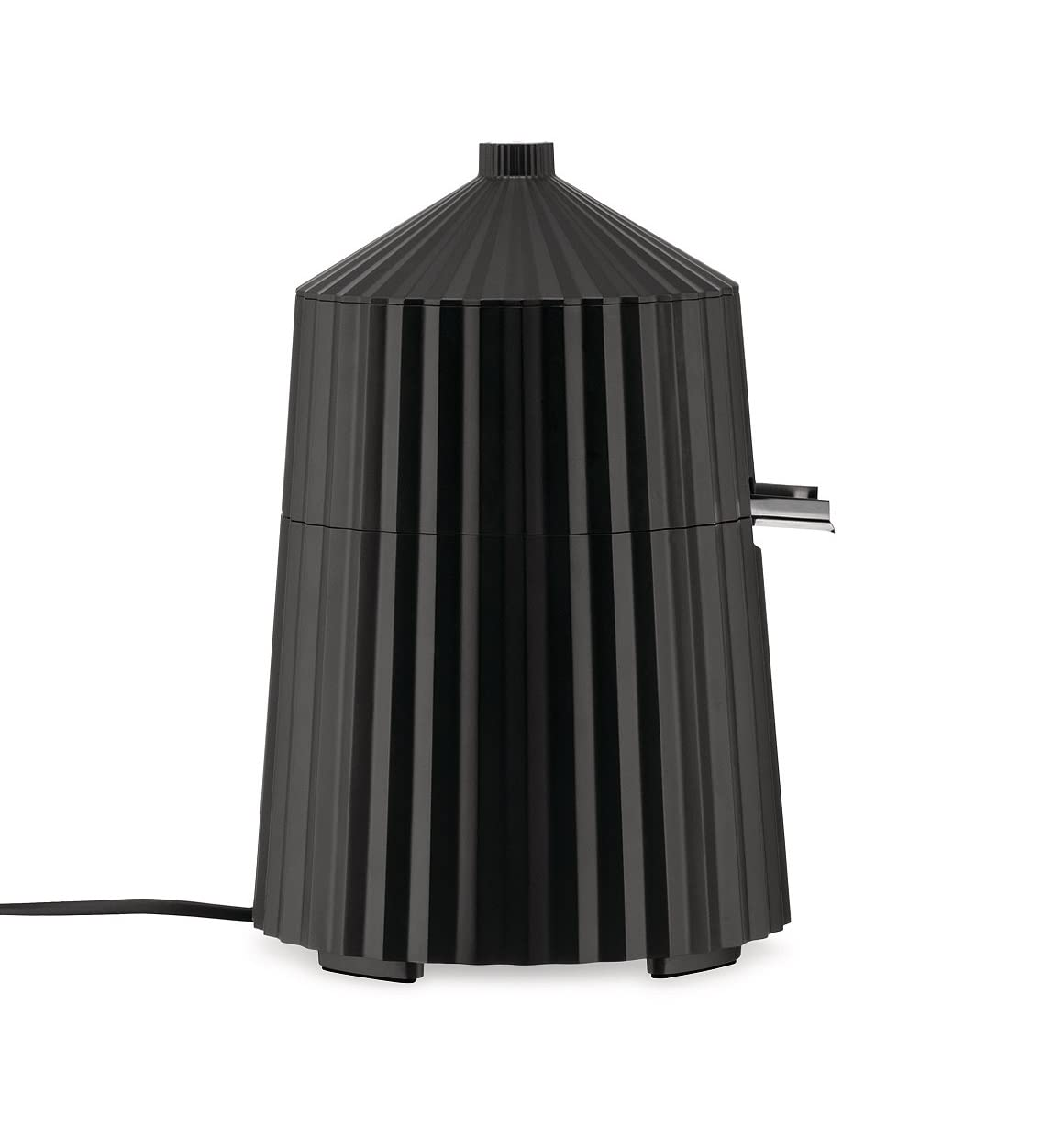 Elettrodomestico da cucina nero, probabilmente uno spremiagrumi. Ha un design a coste e un beccuccio. Su sfondo bianco.