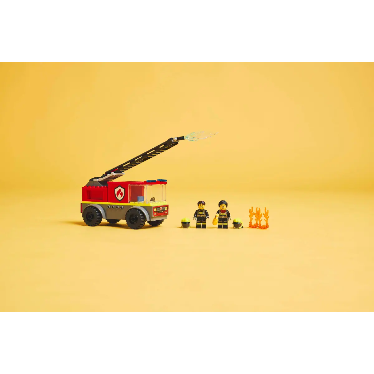Sarı bir arka plan üzerinde iki figür ve alevlerle kırmızı bir itfaiye aracı Lego seti.
