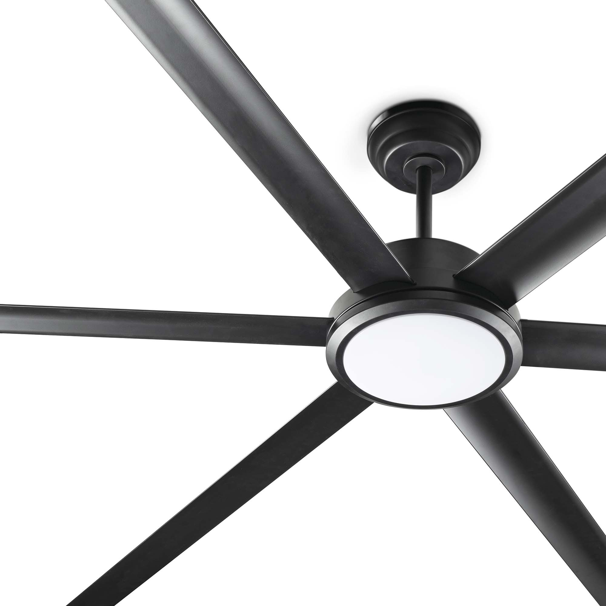 Primo piano di un ventilatore da soffitto nero con sei pale e luce, sfondo bianco.