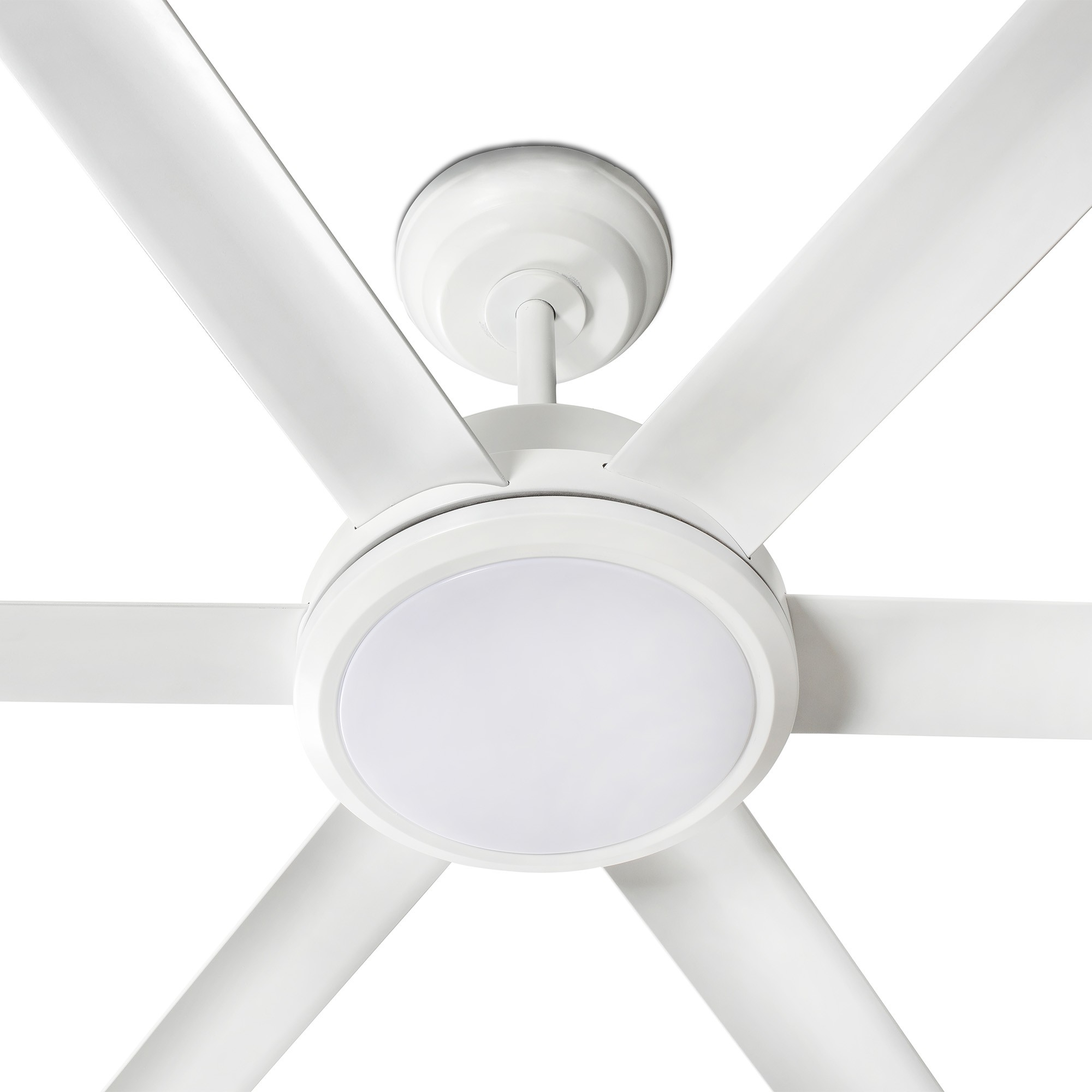 Ventilatore da soffitto bianco con sei pale e luce, su sfondo bianco.