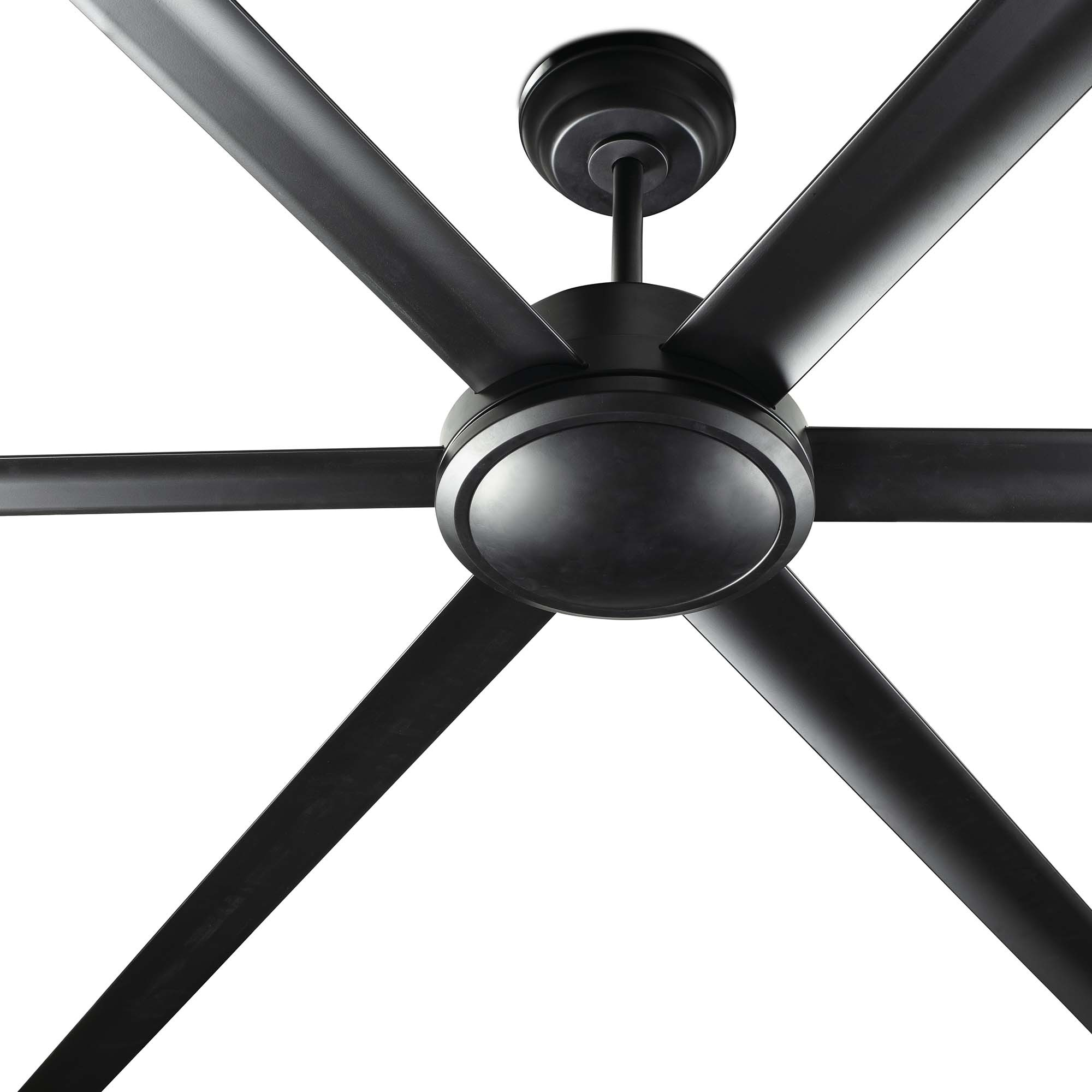Ventilatore da soffitto nero con sei pale. Mozzo centrale e pale neri. Sfondo bianco.