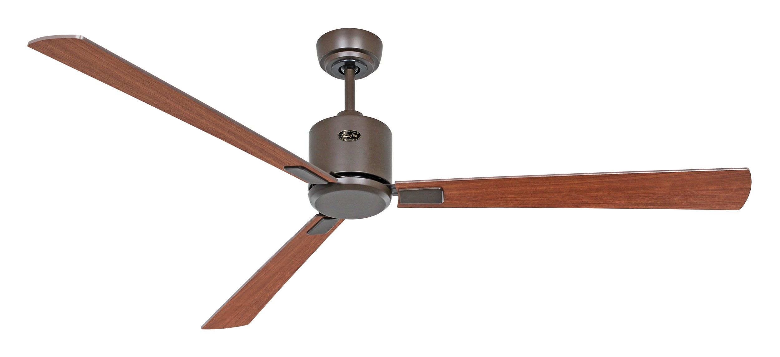 Ventilatore da soffitto marrone con pale in legno. Tre pale si estendono da un alloggiamento motore marrone.