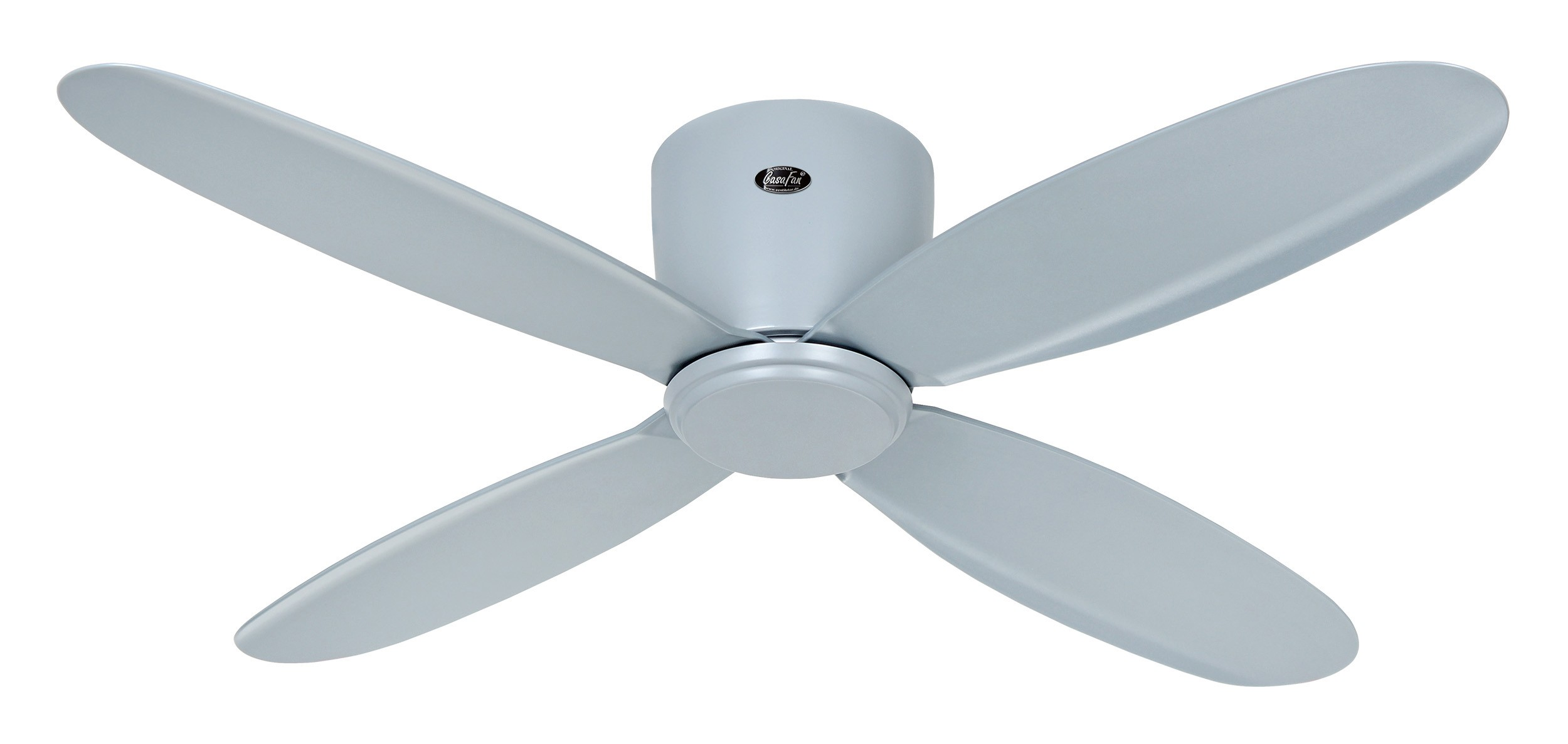 Ventilatore da soffitto argento con quattro pale grigio chiaro. Il ventilatore ha un alloggiamento motore grigio chiaro.