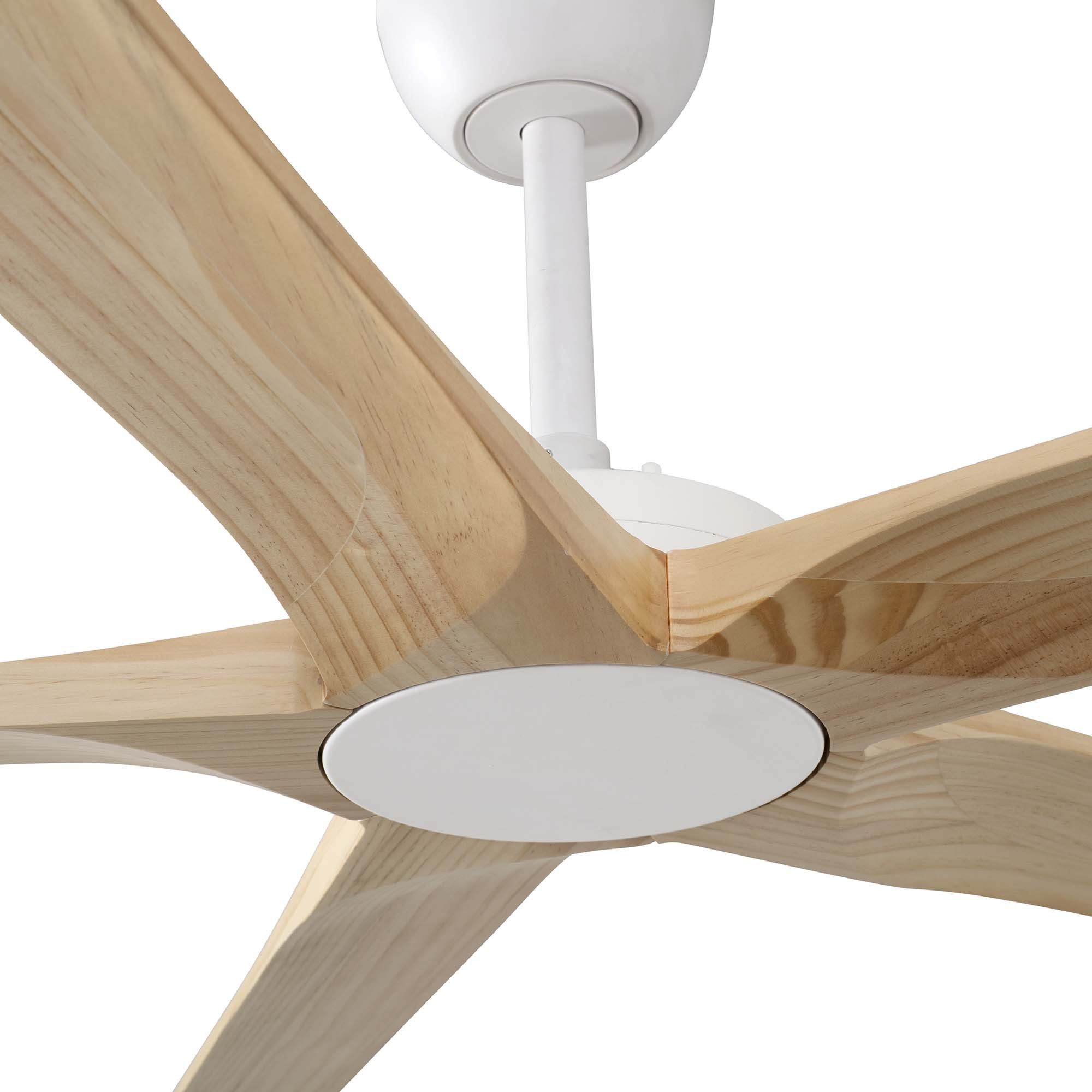 Un ventilatore da soffitto bianco con cinque pale in legno.