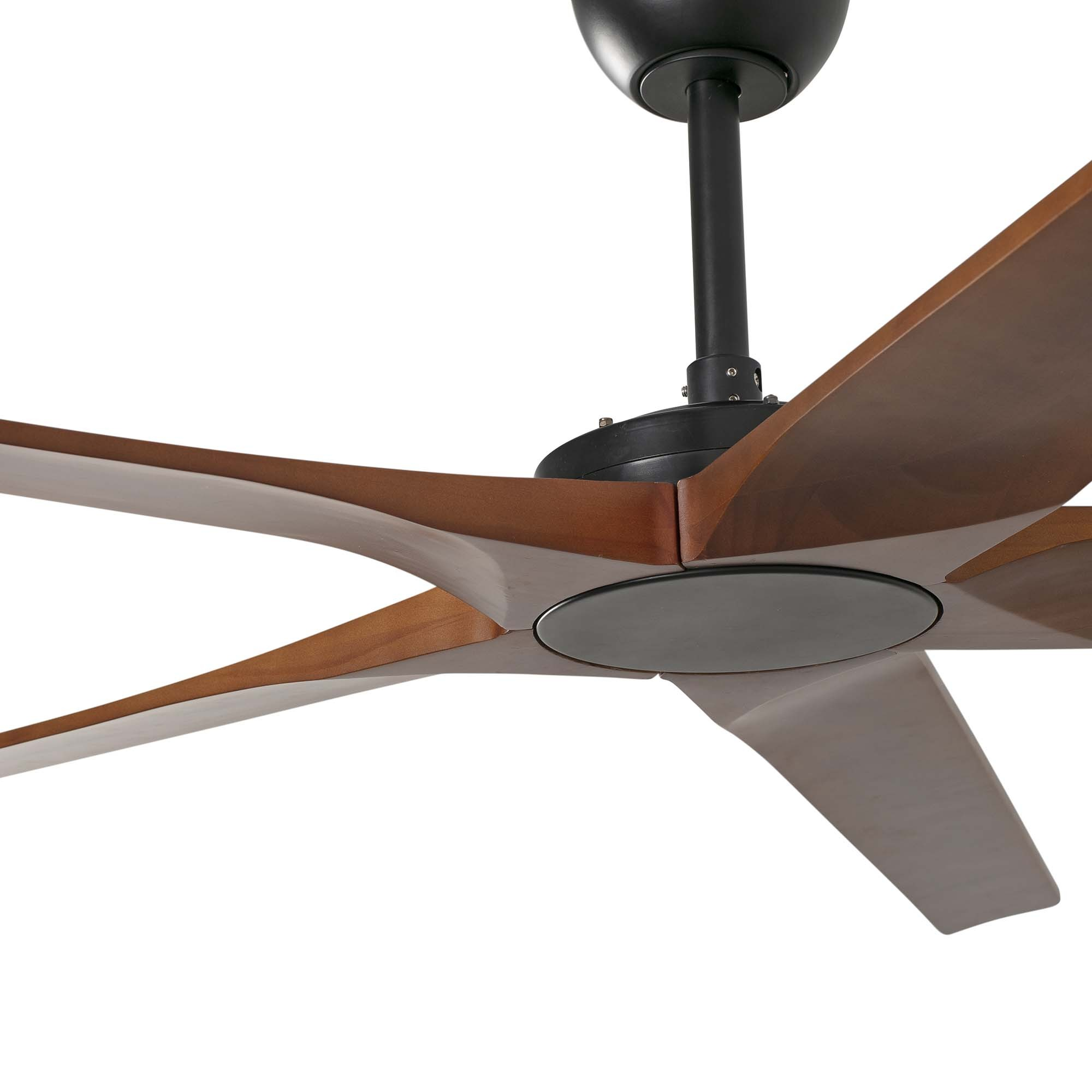 Un ventilatore da soffitto con cinque pale in legno scuro e un alloggiamento motore nero, inclinato verso l'alto su sfondo bianco.