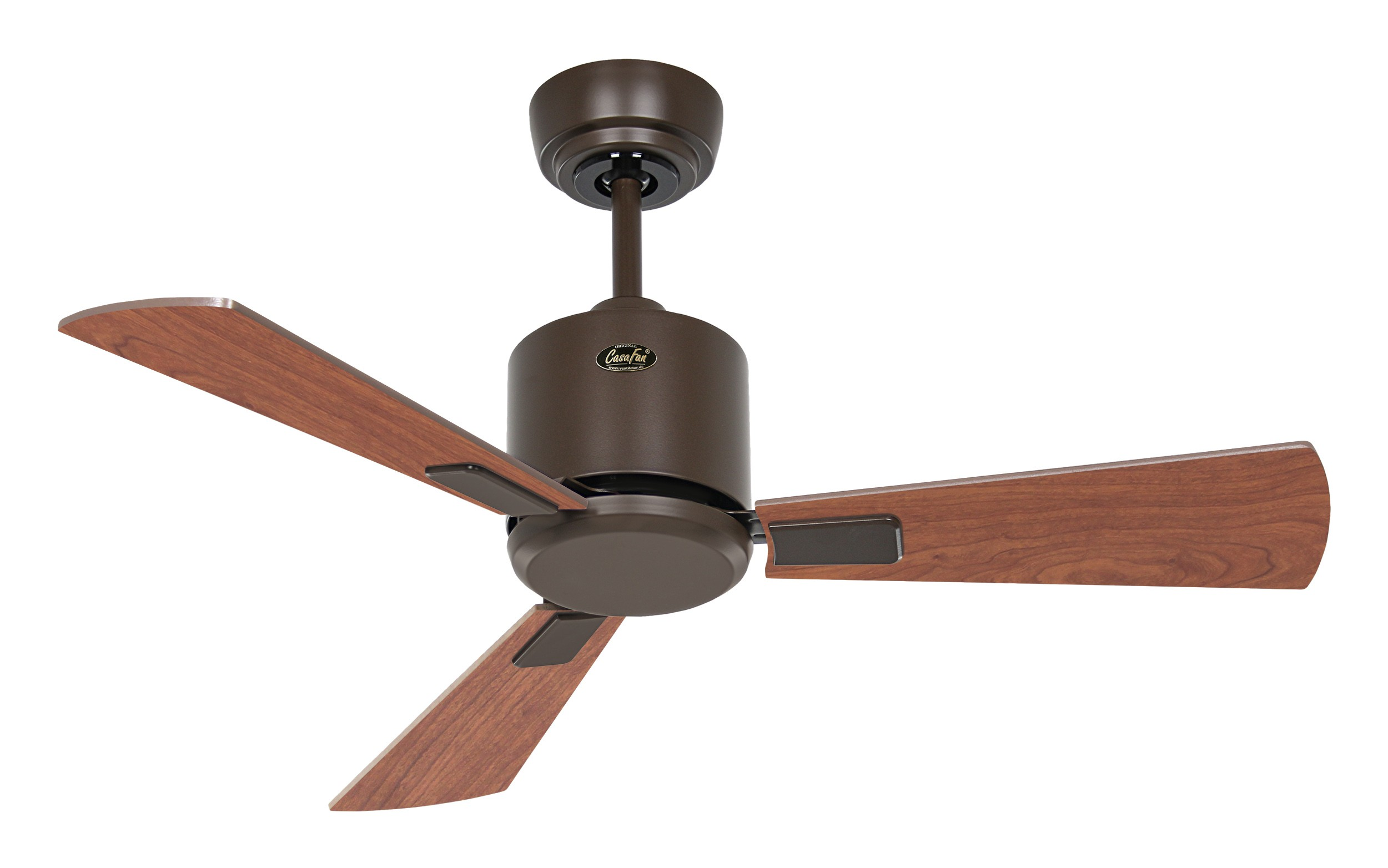 Un ventilatore da soffitto marrone con tre pale marroni, un alloggiamento motore marrone e uno sfondo bianco.