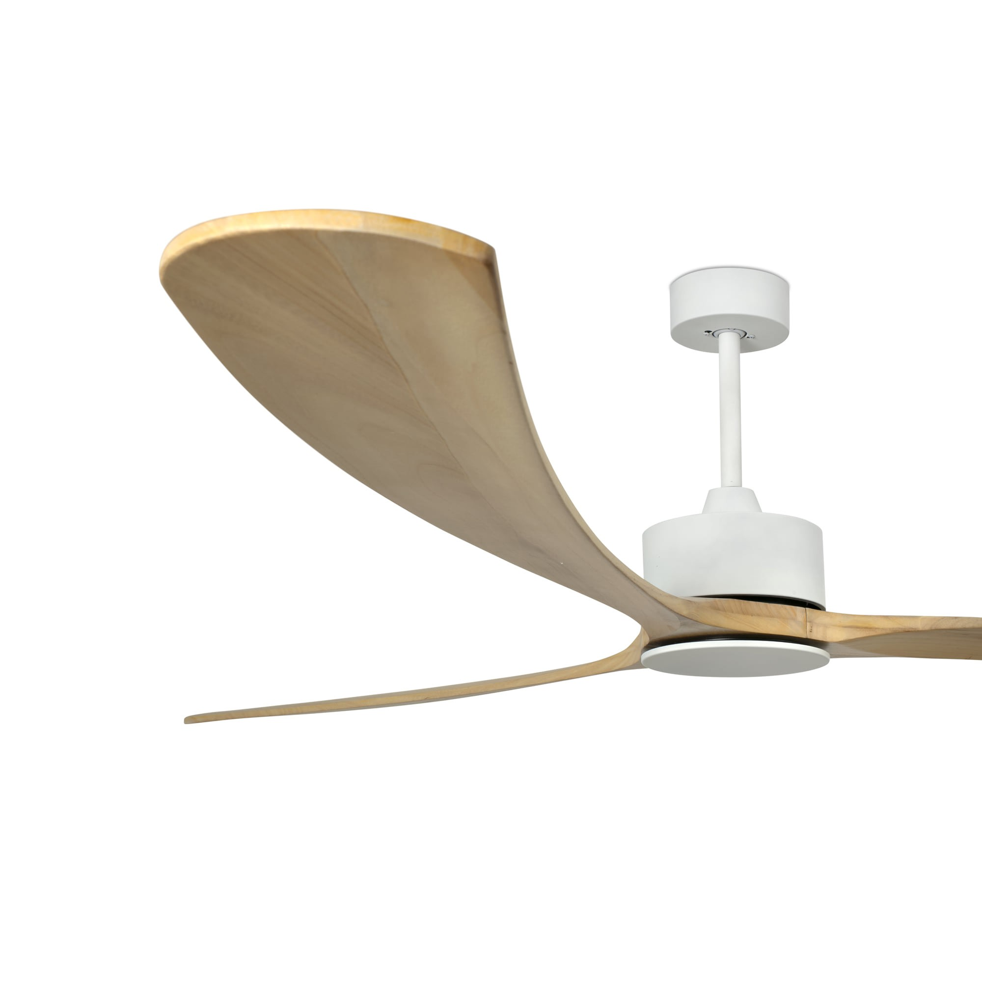 Un ventilatore da soffitto bianco con due pale color legno, inclinato verso l'alto su sfondo bianco.