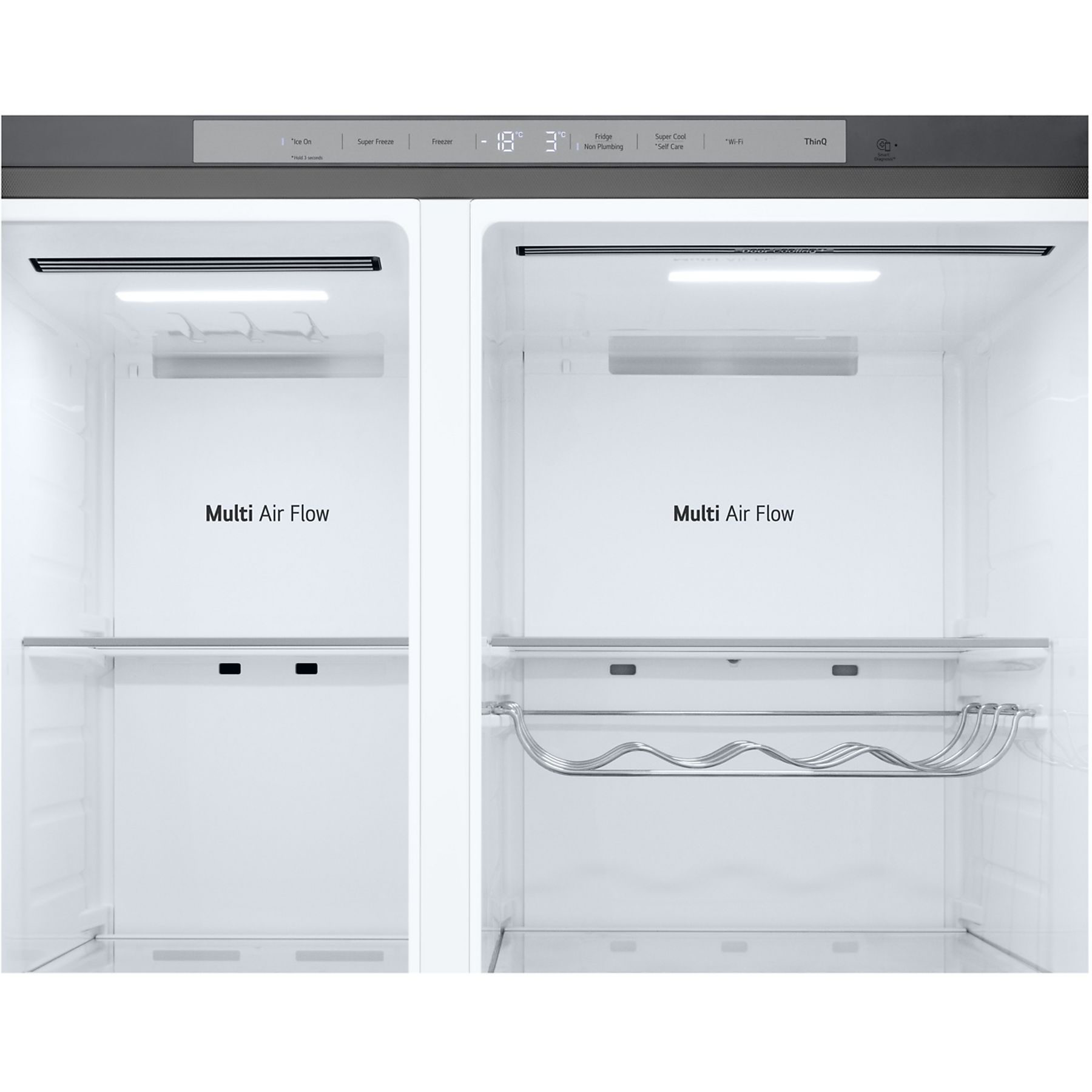 Vista interior de un refrigerador. Cuenta con sistema Multi Air Flow, estantes y un botellero. El panel superior tiene botones de control.