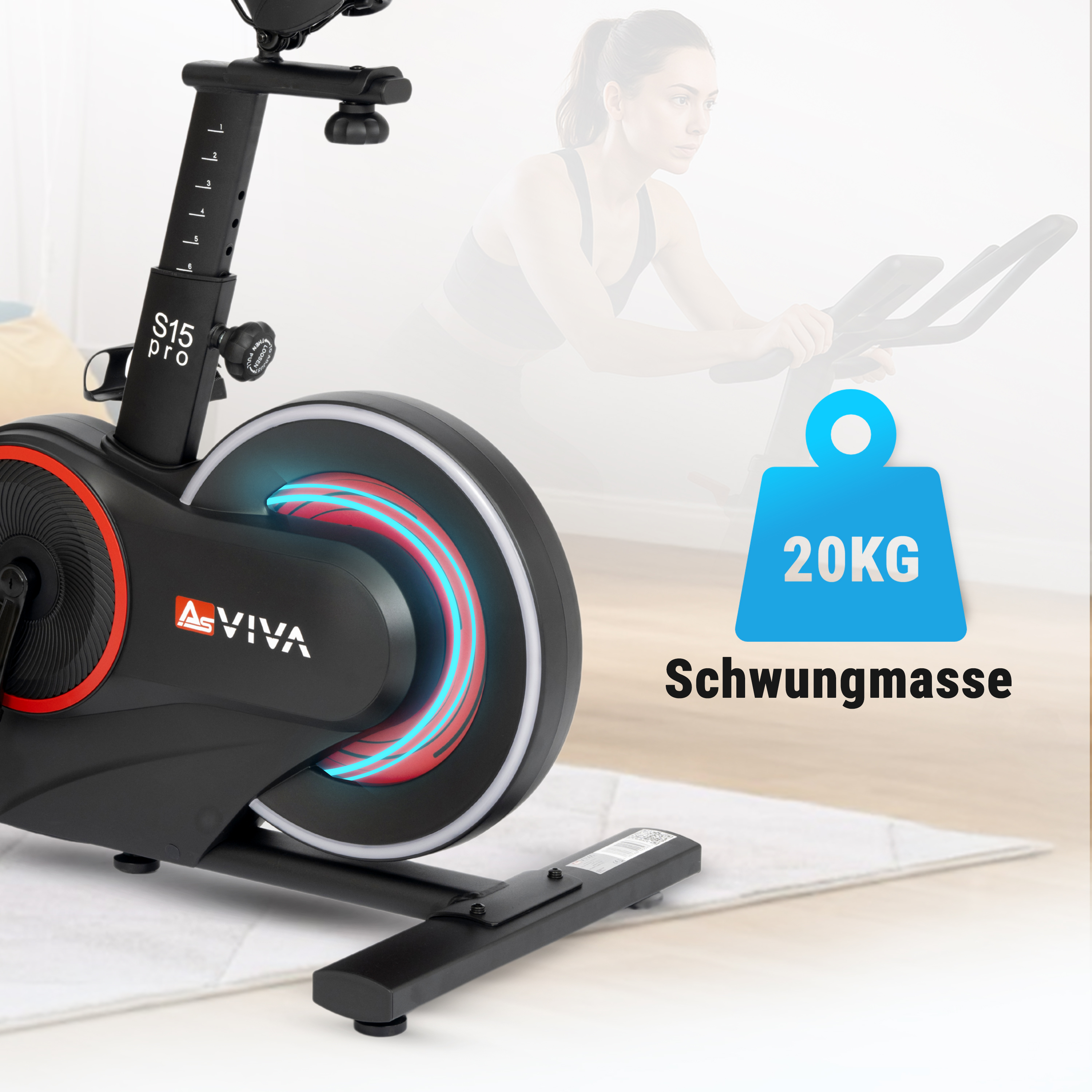 Nahaufnahme eines schwarz-roten Heimtrainer-Rads. Im Hintergrund ist eine Frau verschwommen. Text: 20KG Schwungmasse.