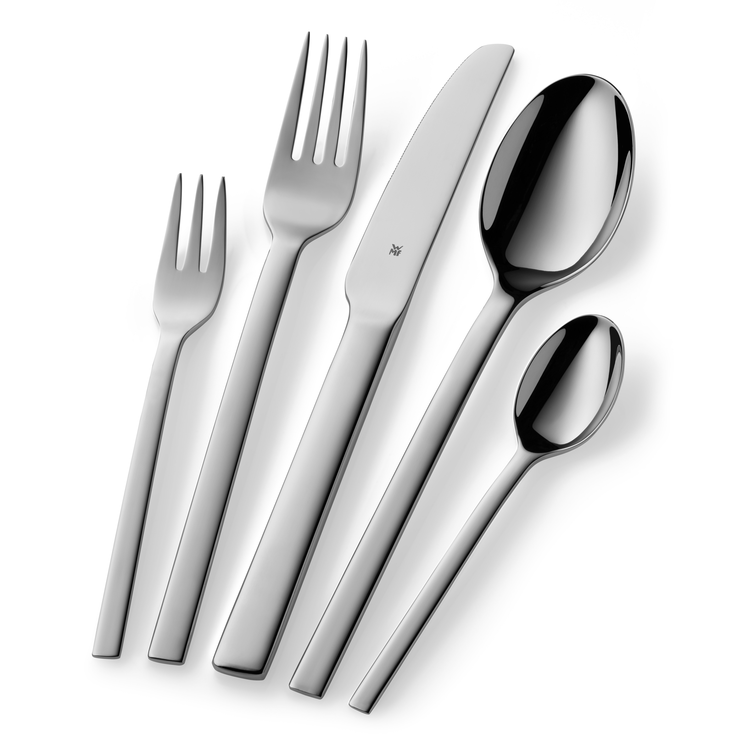 Set di posate su sfondo nero: forchette, coltello e cucchiai. I cucchiai sono riflettenti.