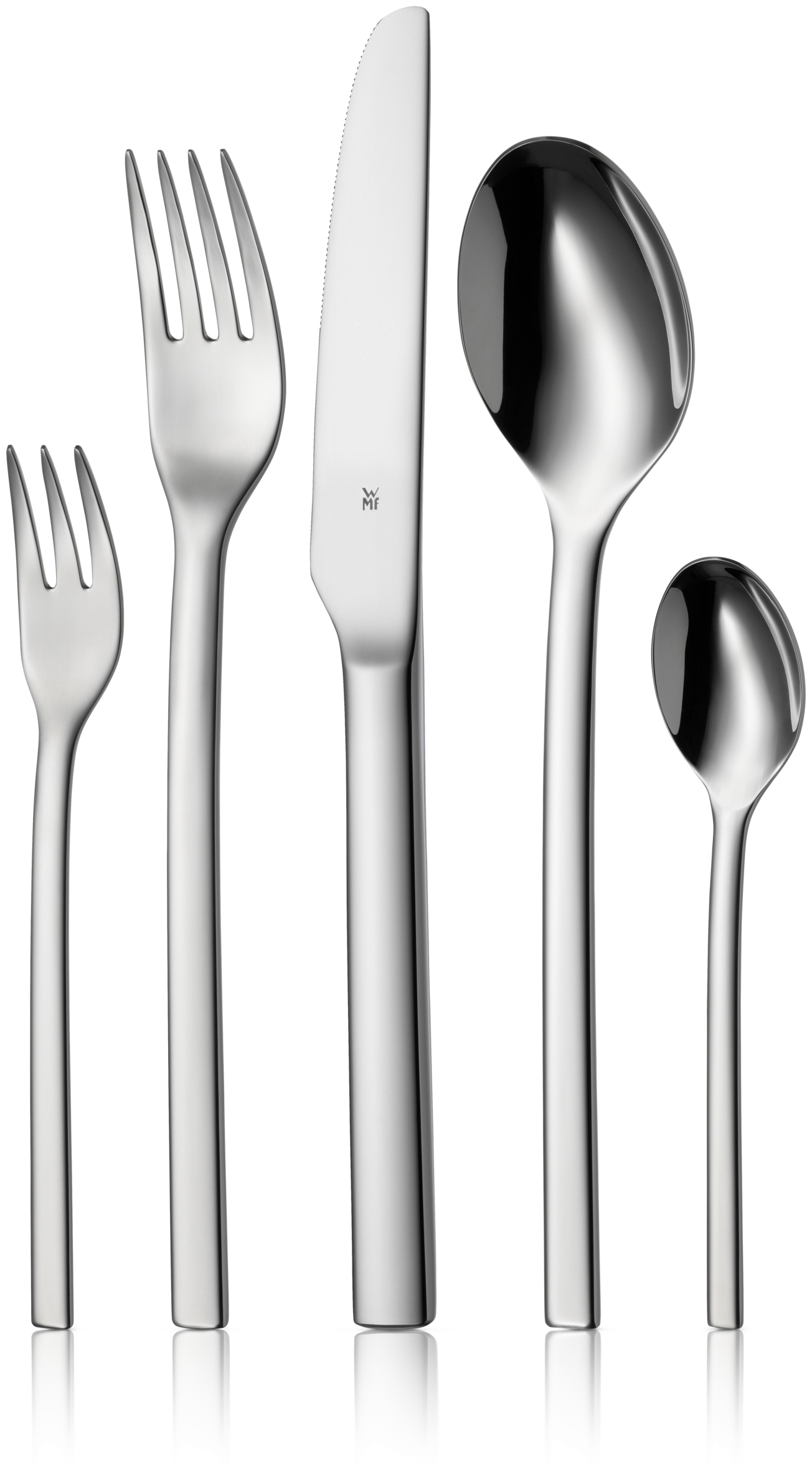 Set di cinque posate in acciaio inossidabile: forchetta, coltello, cucchiaio e due forchette e cucchiai più piccoli, tutto su nero.