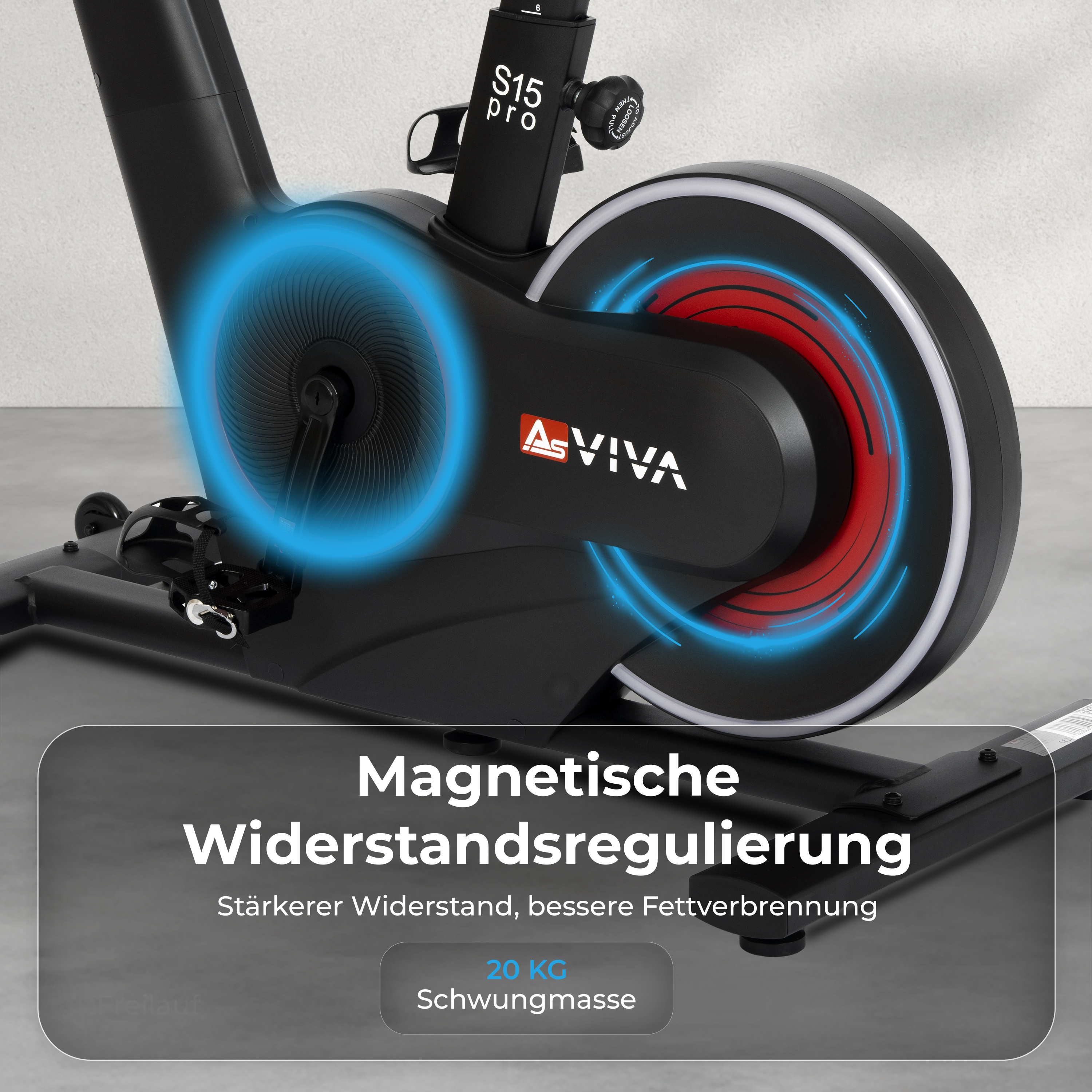 Nahaufnahme des Schwungrads eines Heimtrainers mit roten und schwarzen Akzenten. Es hebt die Magnetwiderstandsregelung und das Markenlogo hervor.