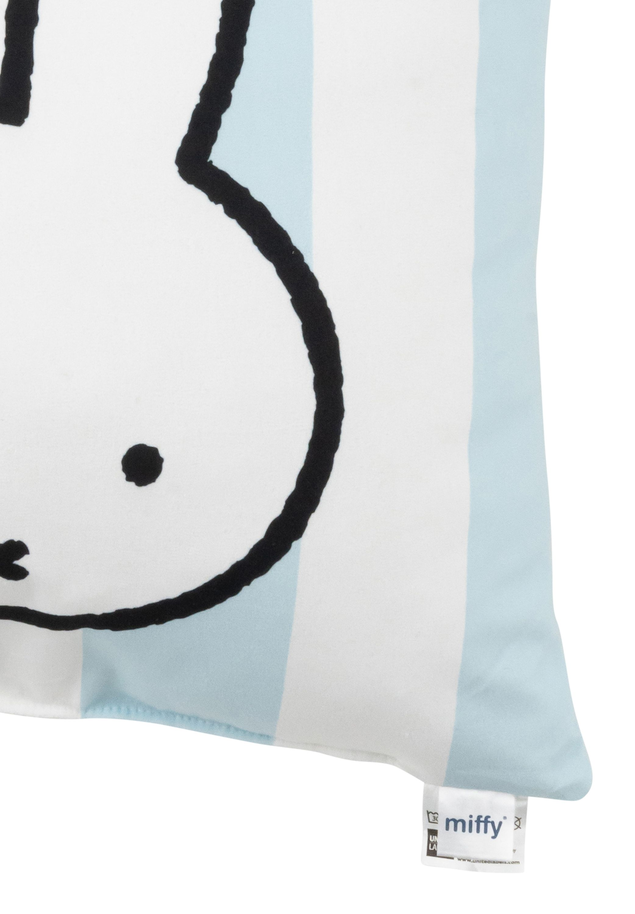 Nahaufnahme eines Kissens mit Miffy-Hasen-Design. Das Kissen ist weiß mit blauen Streifen.