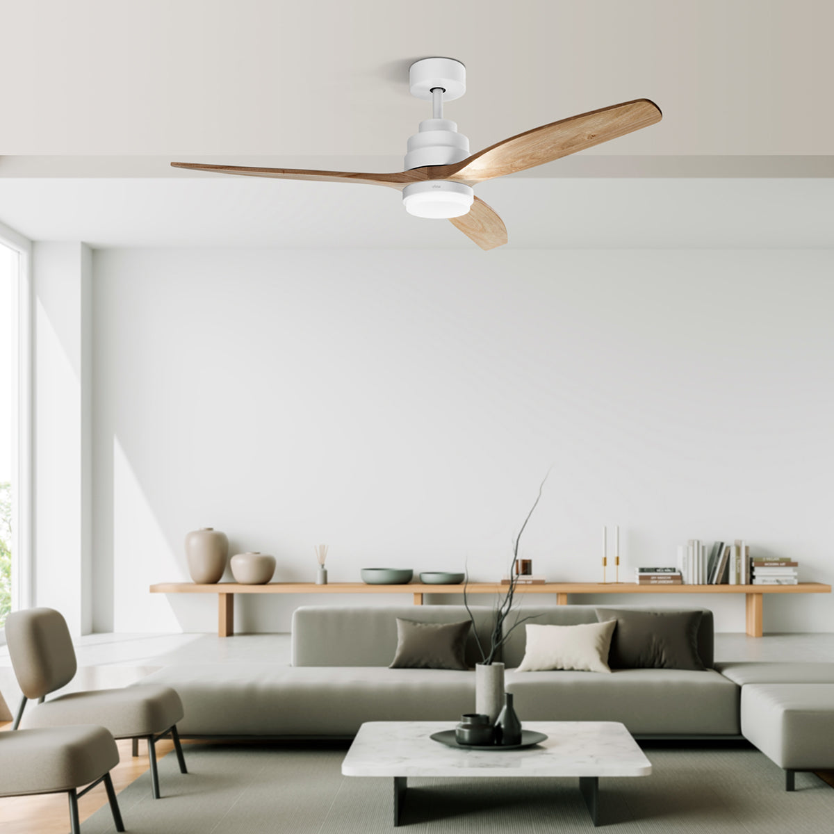 Nowoczesny salon z wentylatorem sufitowym, sofą i marmurowym stołem. Jasne kolory i drewniane akcenty.