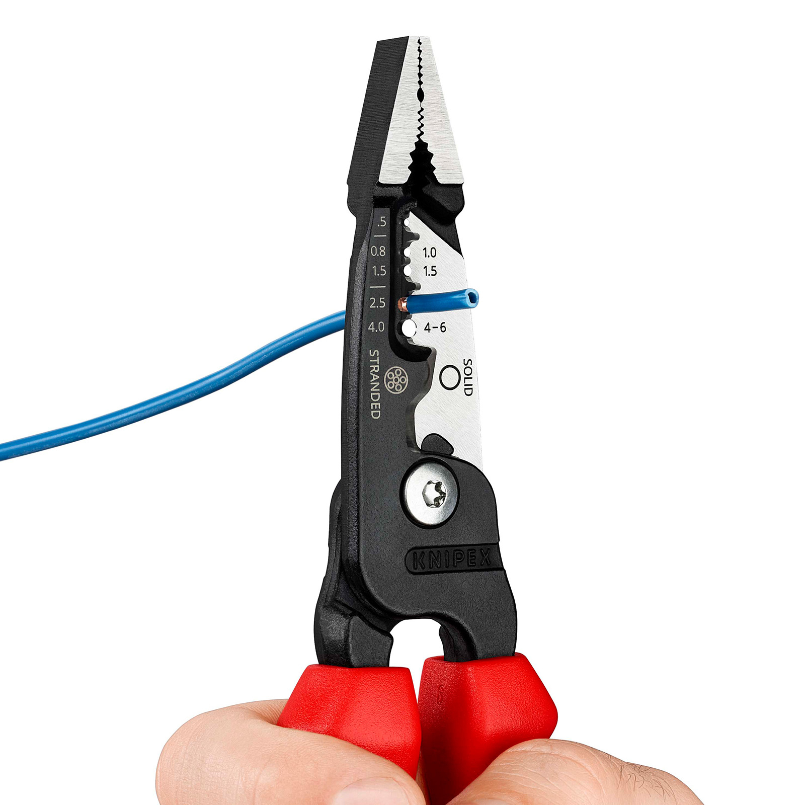 Gros plan sur une pince Knipex dénudant un fil bleu. La pince est rouge et noire.