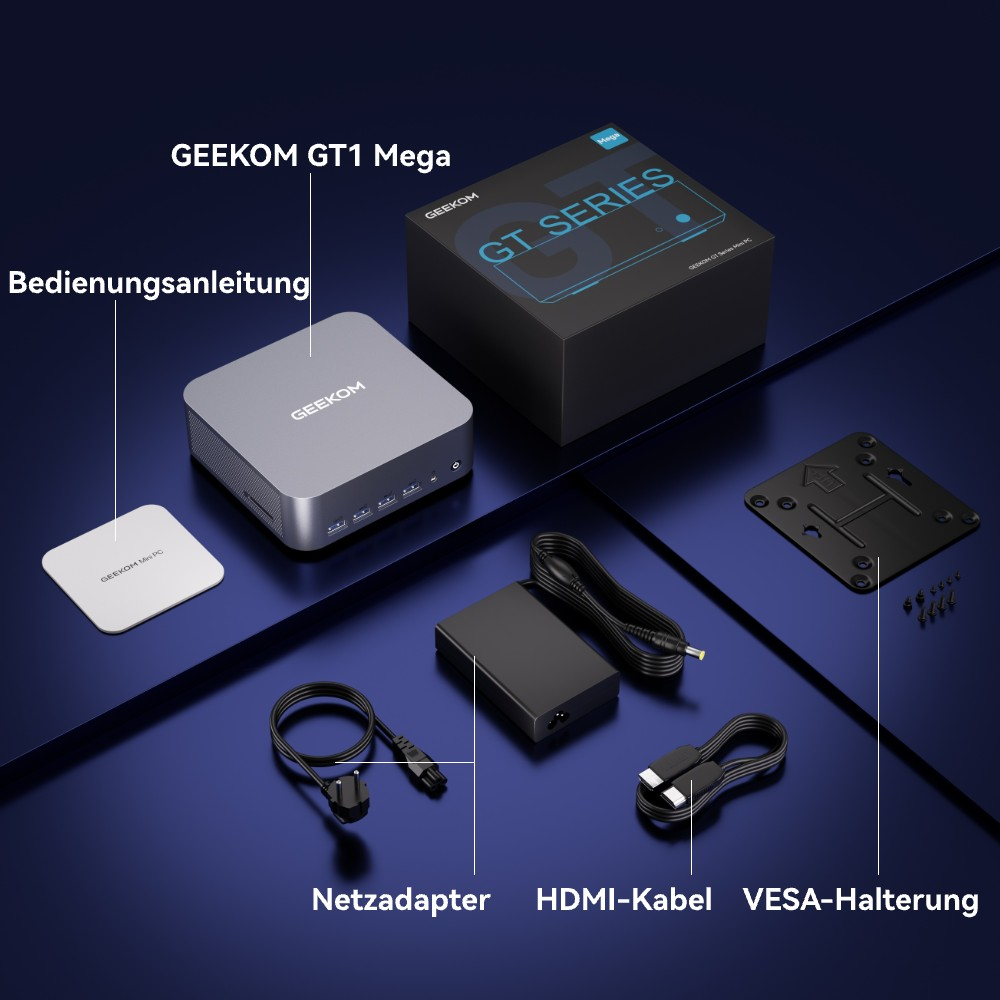 Ein Mini-PC, eine Box, ein Adapter, Kabel und eine VESA-Halterung liegen auf einer blauen Oberfläche. Auf der Verpackung steht 'GEEKOM GT Series'.