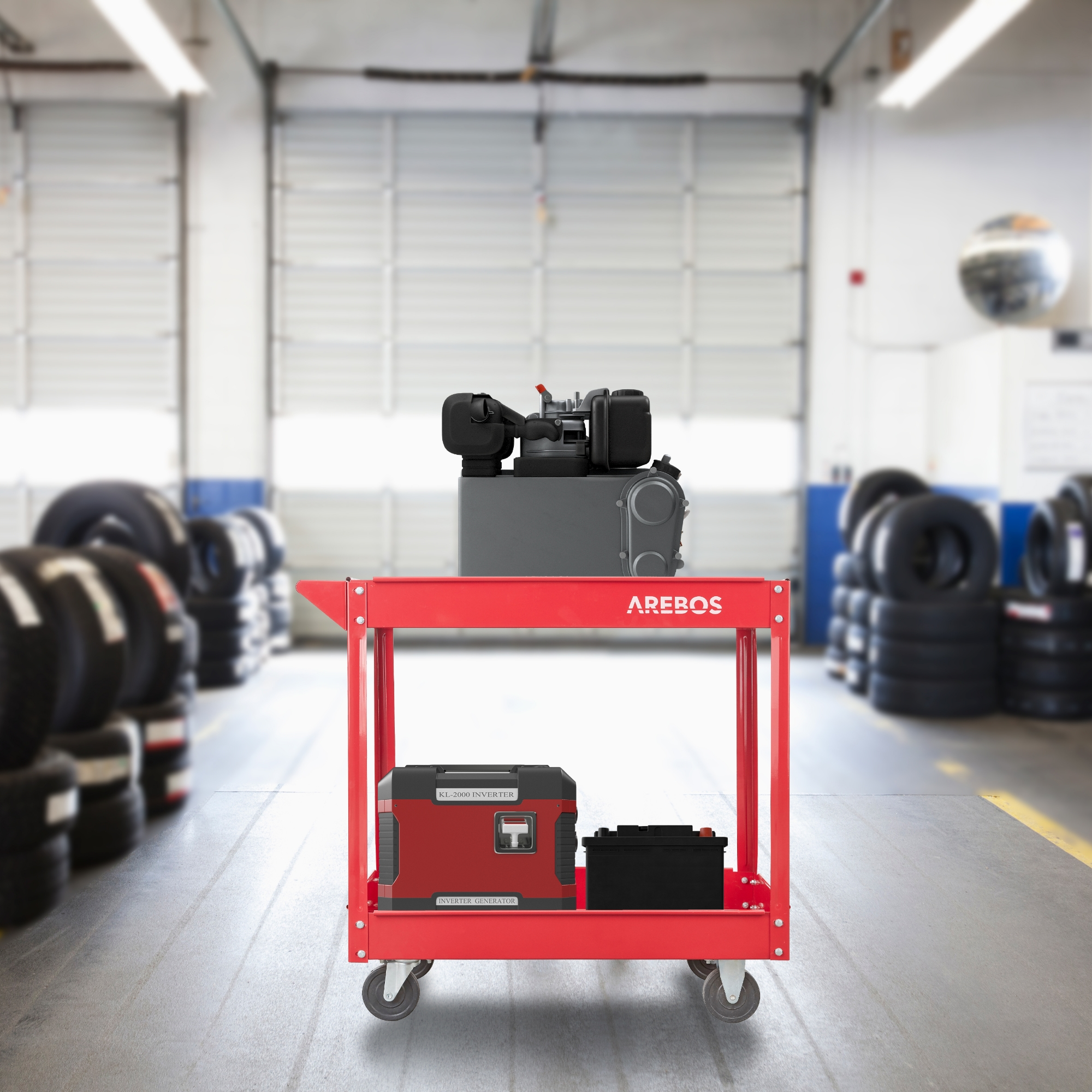 Roter Metallwagen mit Rädern und zwei Ablagen, mit einem schwarzen Generator, einem roten Generator und einer Batterie.