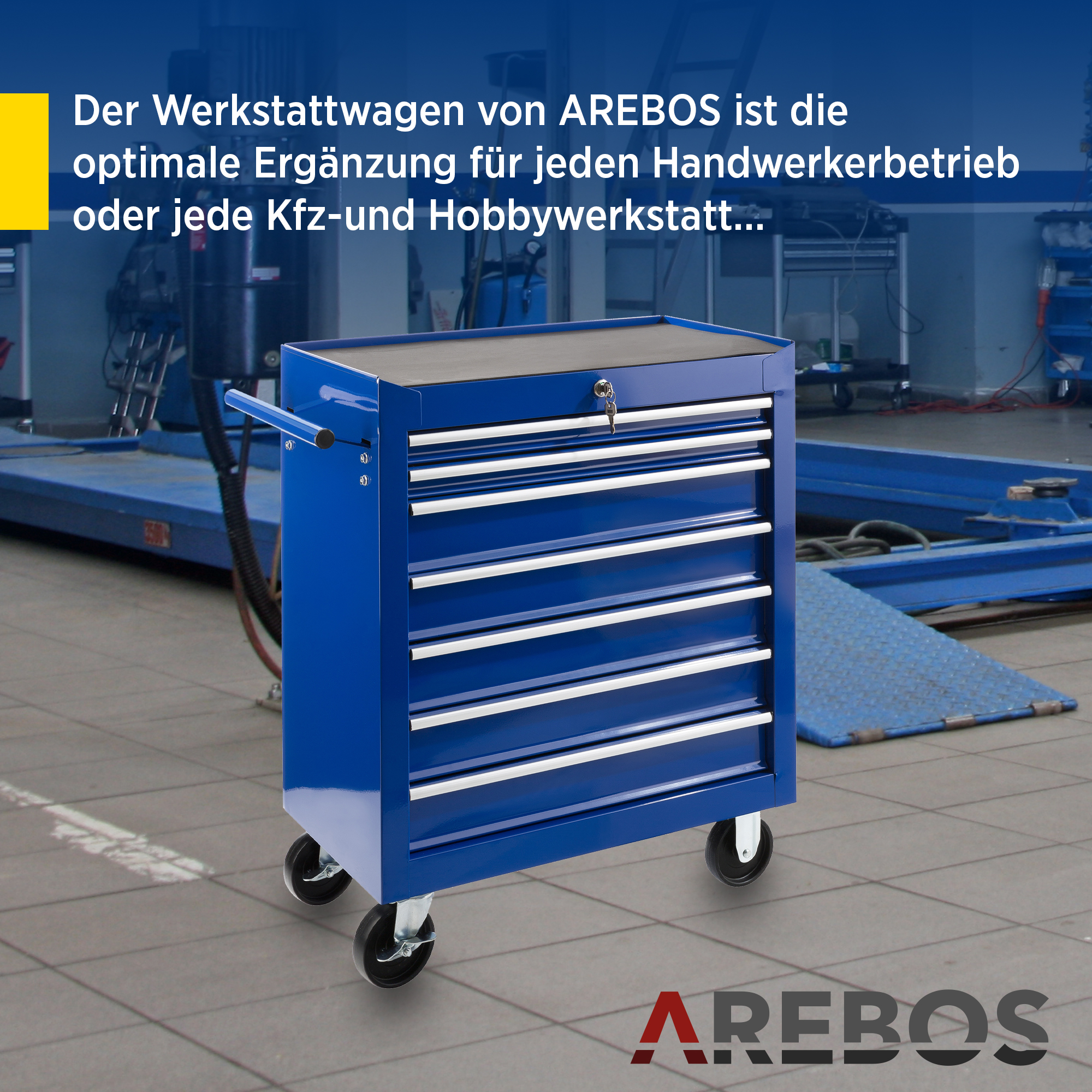 Ein blauer Werkzeugschrank auf Rädern in einer Werkstatt. Mehrere Schubladen.