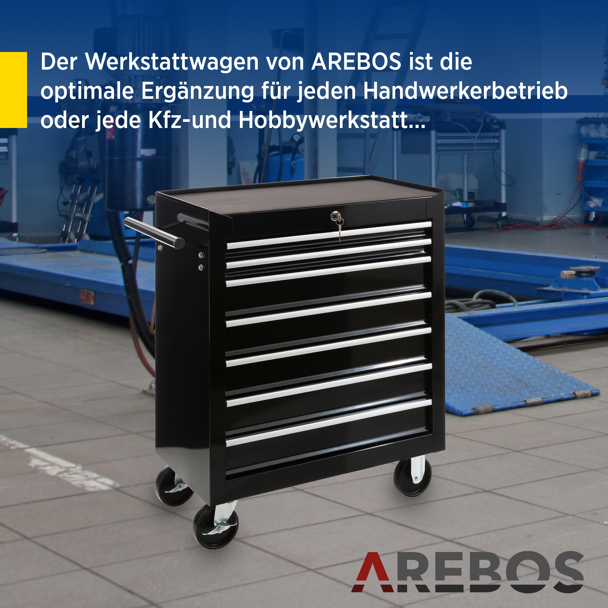 Ein schwarzer Werkzeugschrank auf Rädern in einer Werkstatt. Mehrere Schubladen.