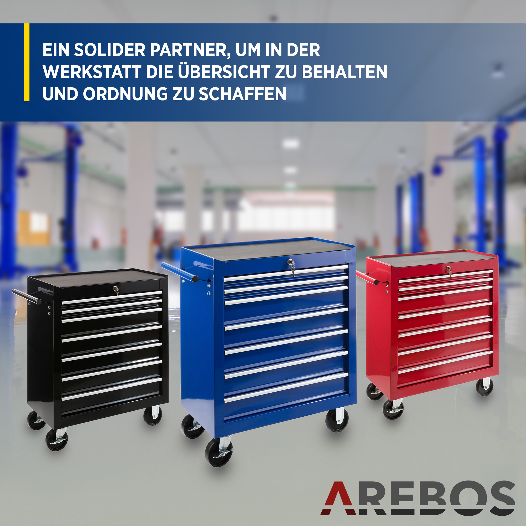 Drei Werkzeugschränke: schwarz, blau und rot, jeweils auf Rädern, in einer Werkstatt.