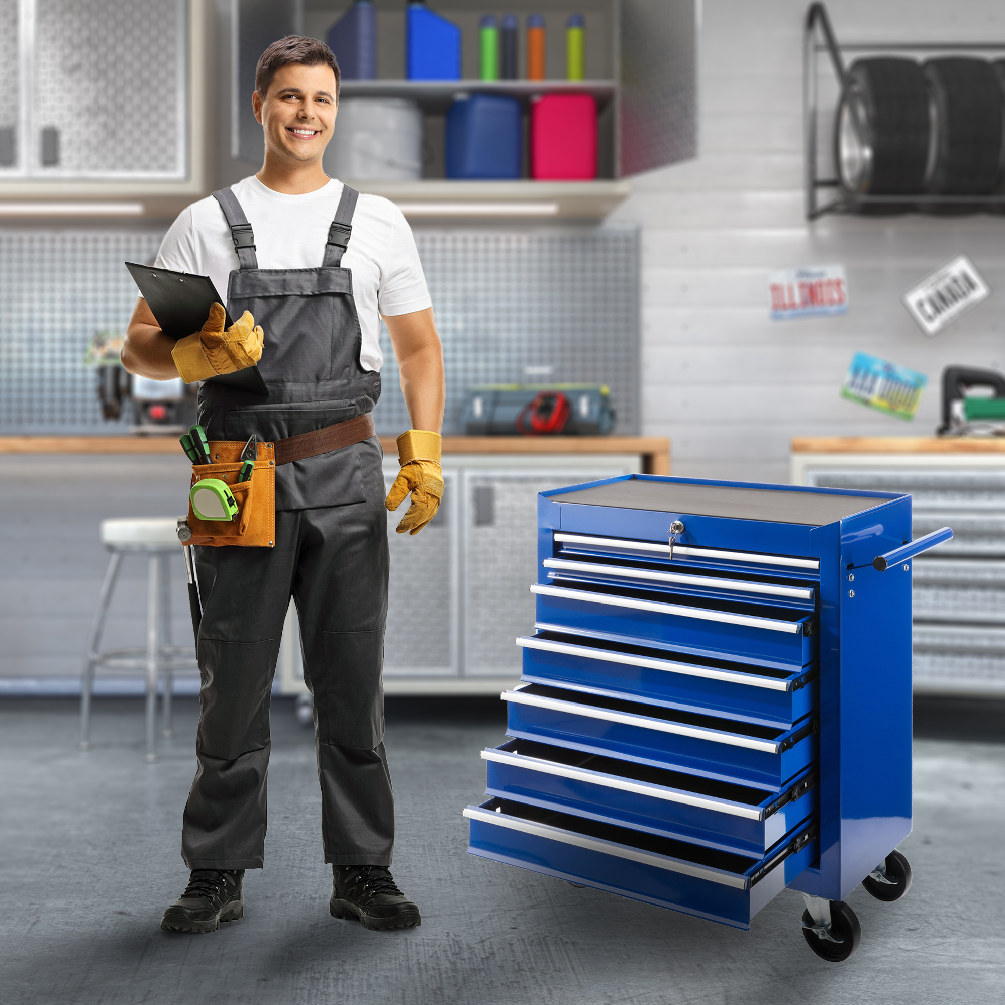 Eine Person mit Klemmbrett steht neben einem blauen Werkzeugschrank in einer Werkstatt.