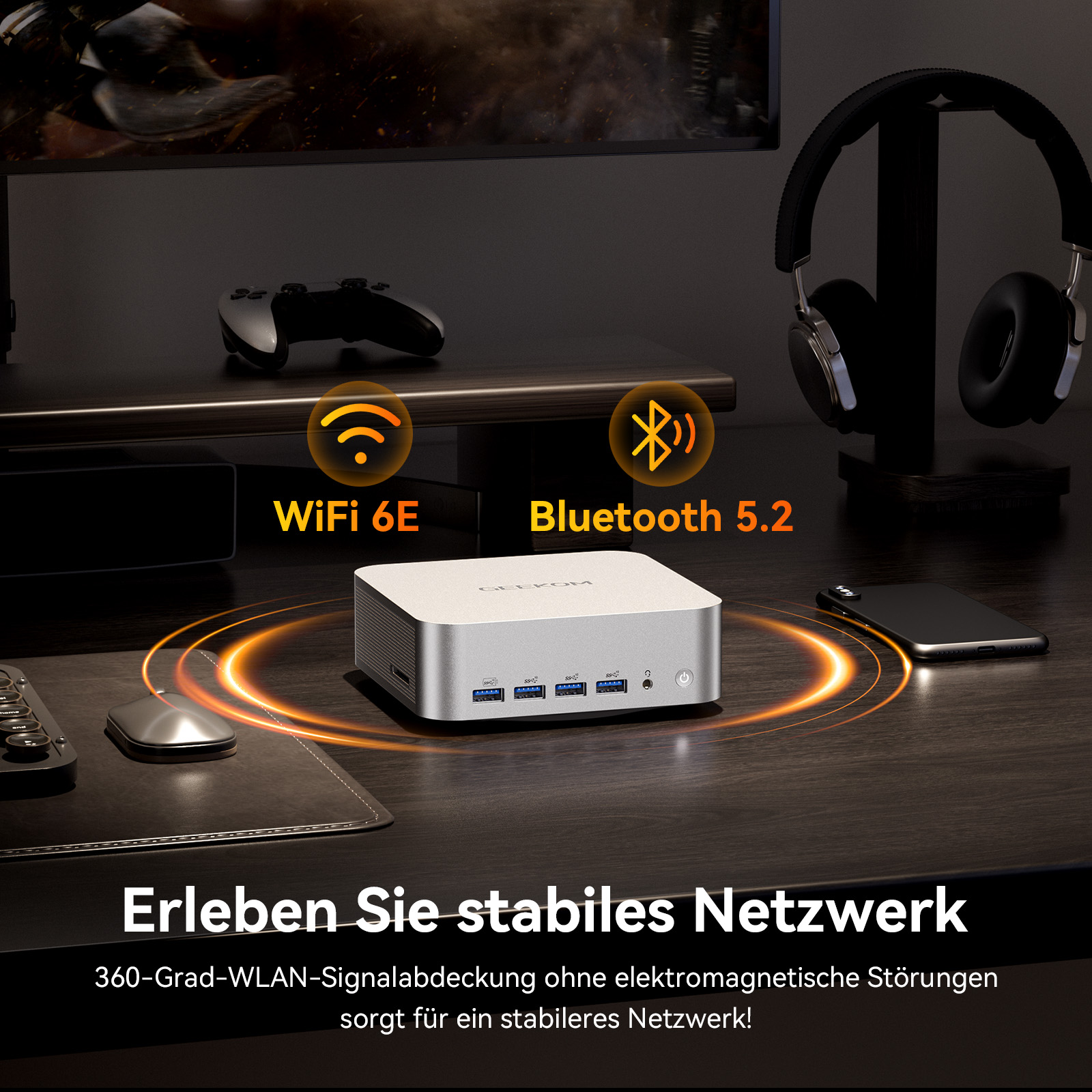 Ein silberner Mini-PC auf einem Holztisch, mit WLAN 6E- und Bluetooth 5.2-Symbolen, einem Headset und einem Telefon.