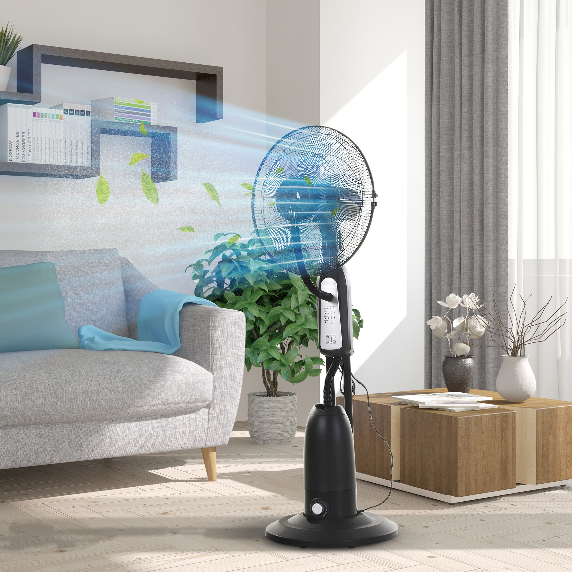 Un ventilatore nebulizzatore si trova in un soggiorno, rinfrescando lo spazio con una nebbia rinfrescante.
