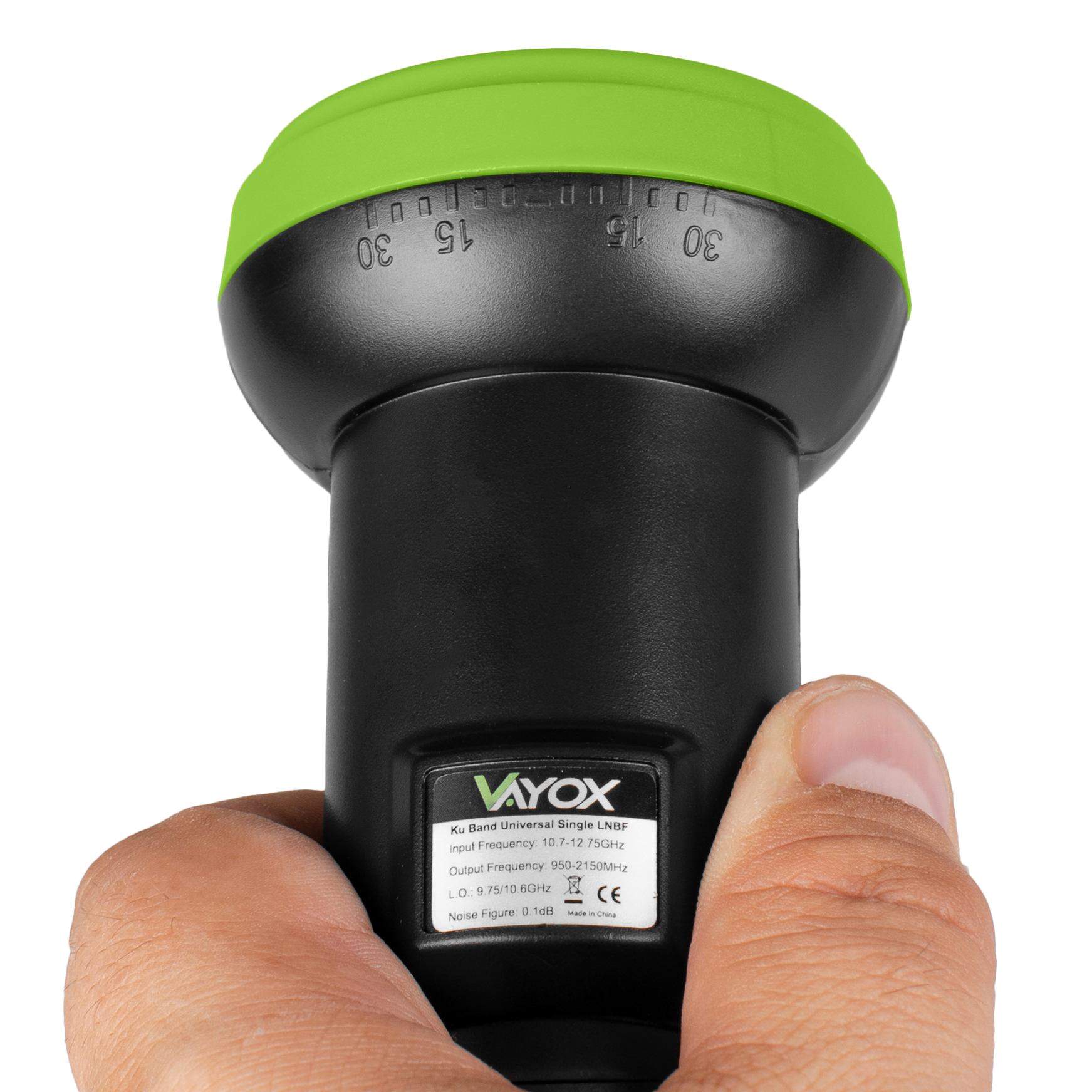 Dłoń trzymająca czarny odbiornik satelitarny z zielonym wierzchem. Tekst na odbiorniku to 'Vayox'.