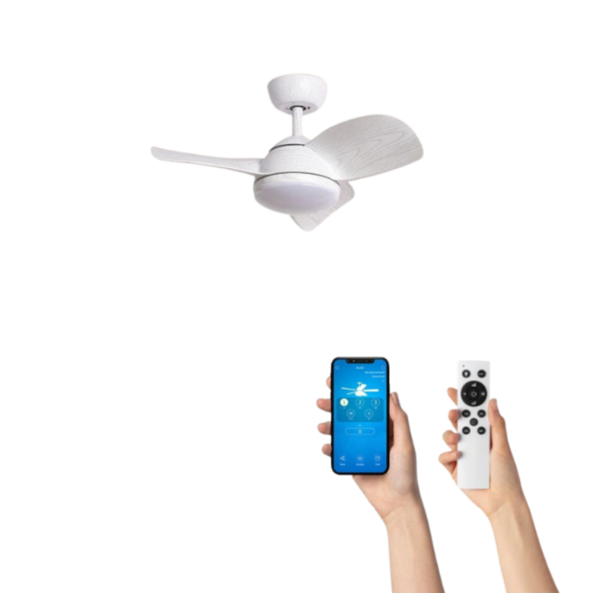 Un ventilatore da soffitto bianco con tre pale, uno smartphone con controlli e un telecomando. Sfondo bianco.