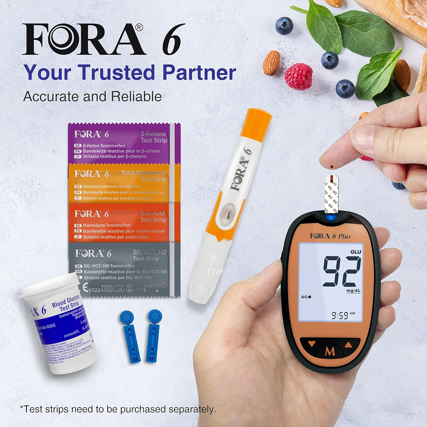 Persona sosteniendo un medidor de glucosa y una tira reactiva, rodeada de tiras reactivas y frutas.