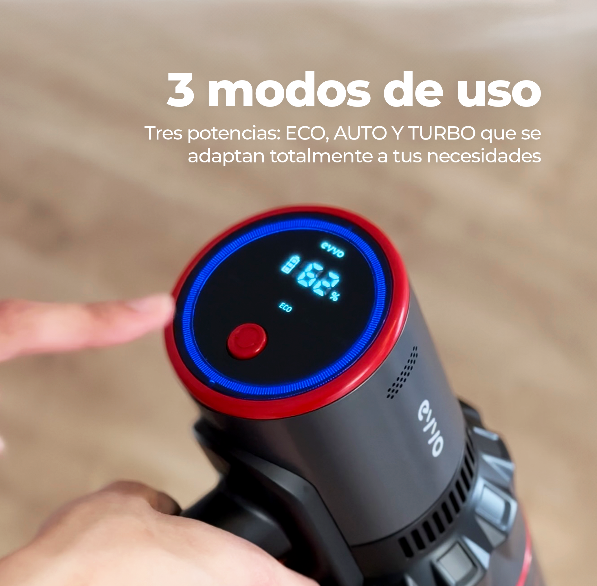 Una mano indica il display di un aspirapolvere, mostrando il livello della batteria e le impostazioni.