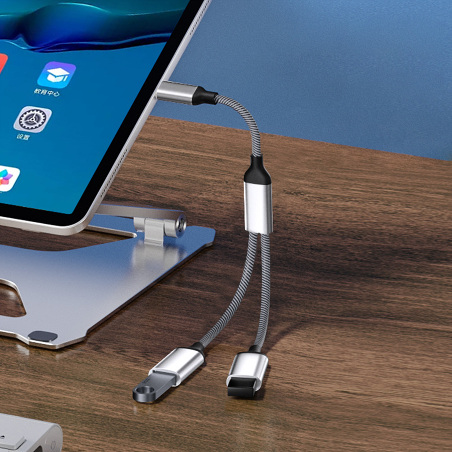 Un cavo splitter collegato a un tablet. Un'estremità ha una porta USB.