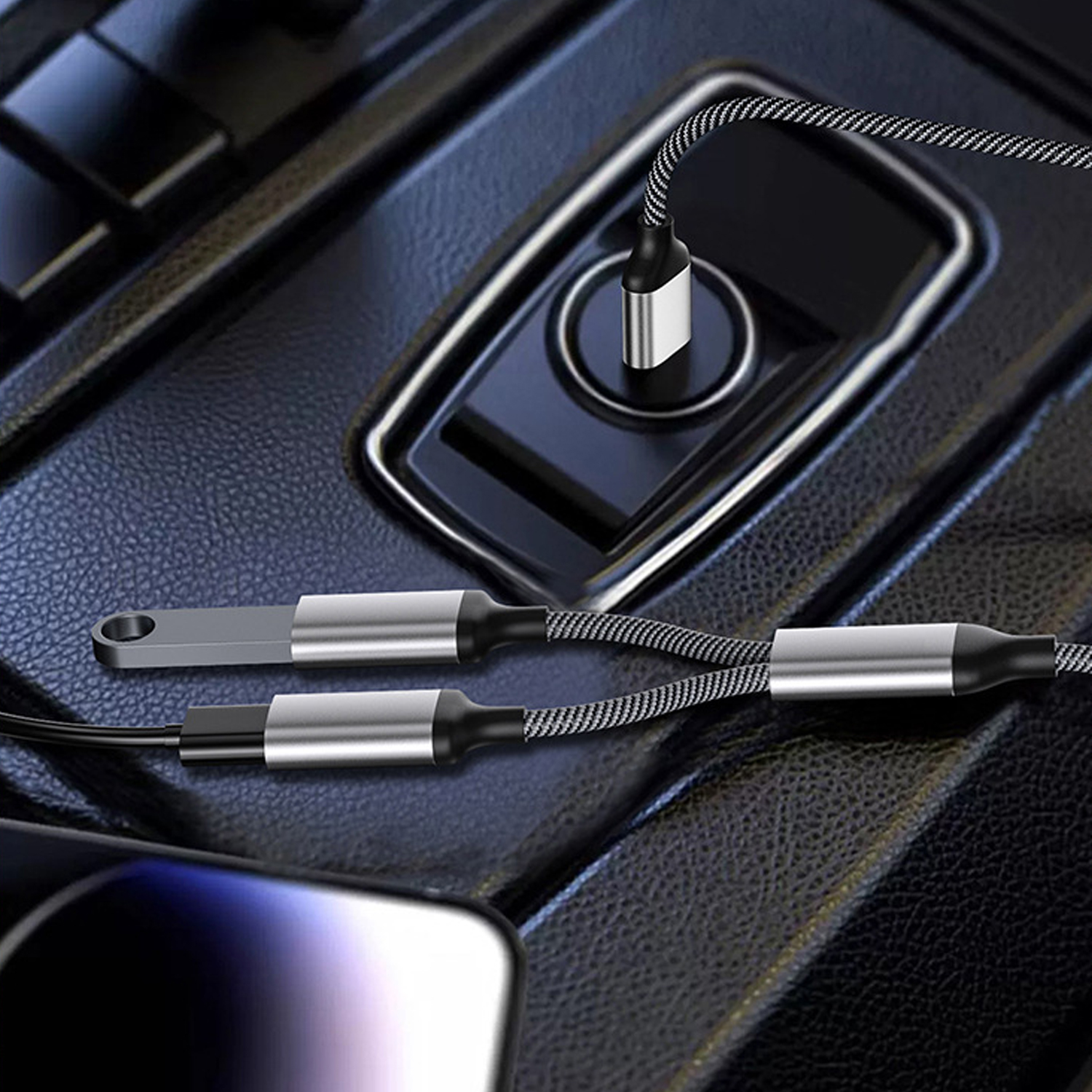 Cavo splitter nero e grigio collegato a un caricabatterie per auto. Sono visibili due uscite.