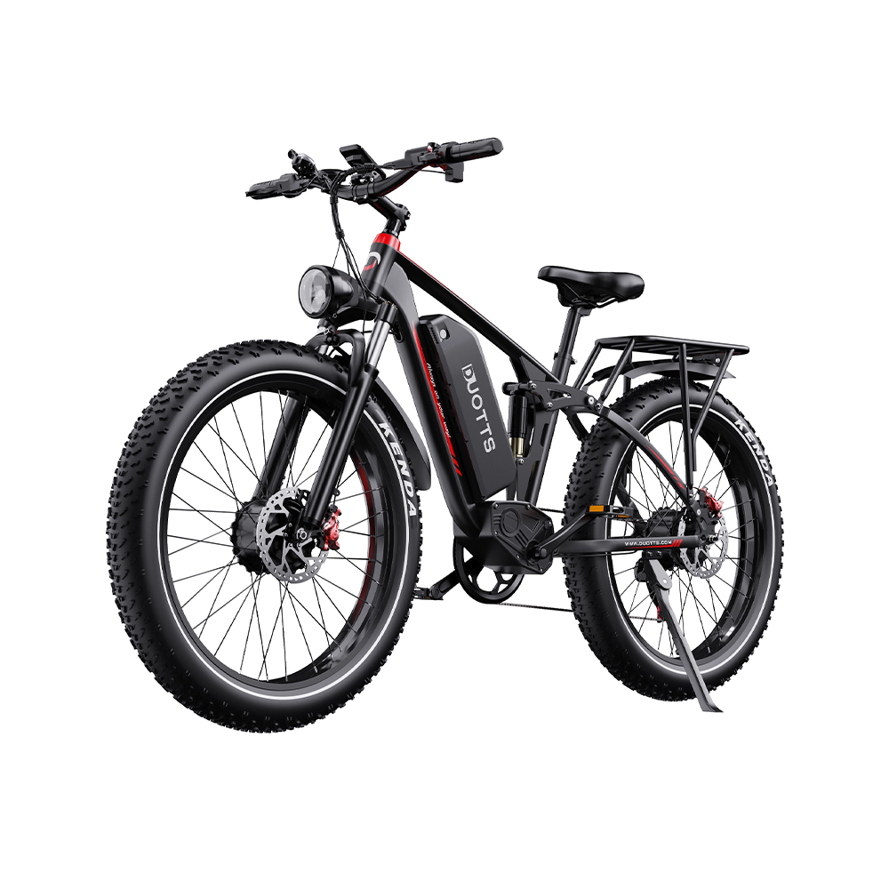Bicicleta eléctrica negra y roja con neumáticos anchos, faro y batería. El fondo es blanco.
