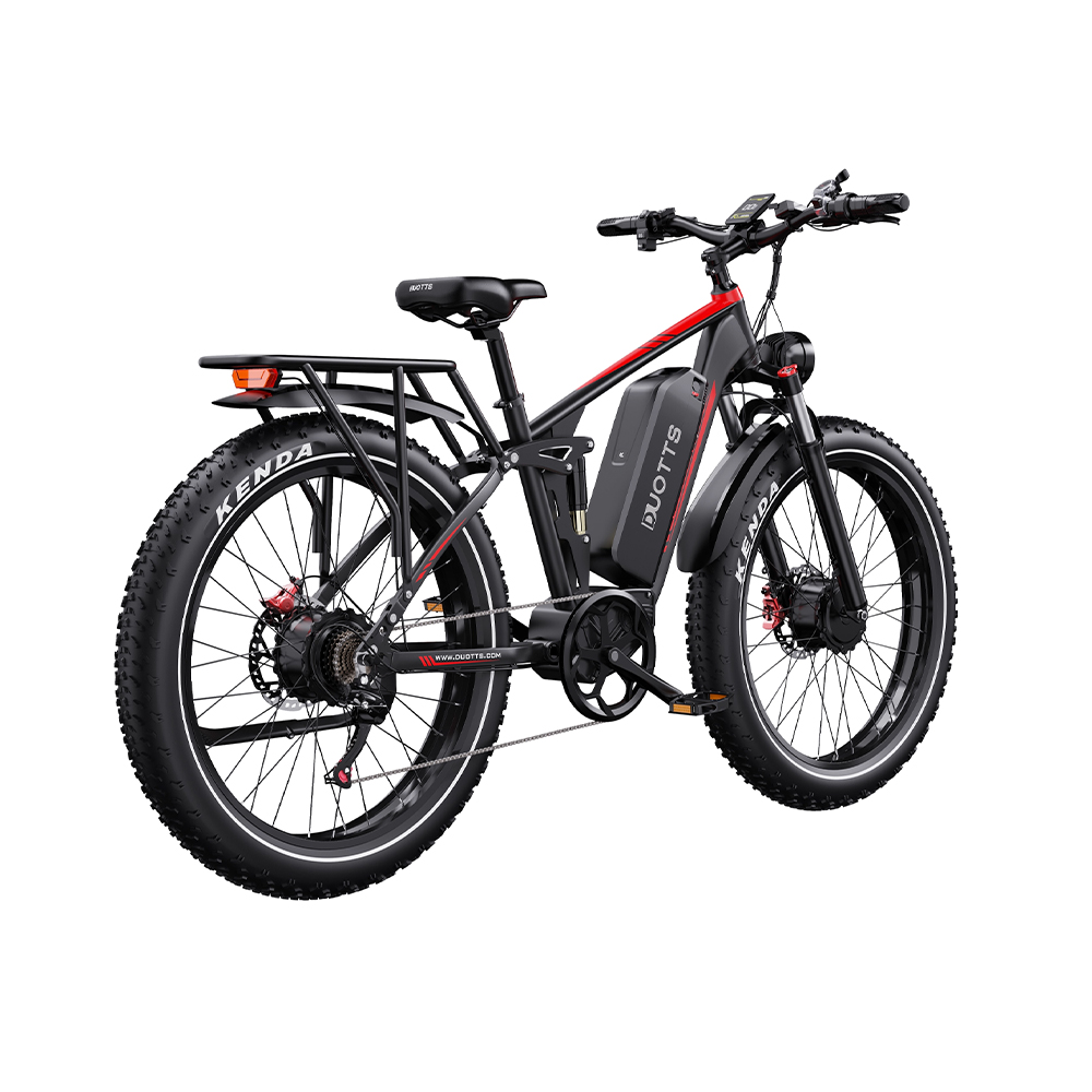 Bicicleta eléctrica negra y roja con neumáticos anchos, portaequipajes trasero y batería. Fondo blanco.