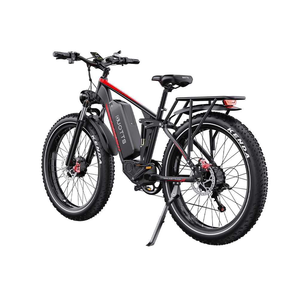 Bicicleta eléctrica negra y roja con neumáticos grandes, sobre fondo blanco.
