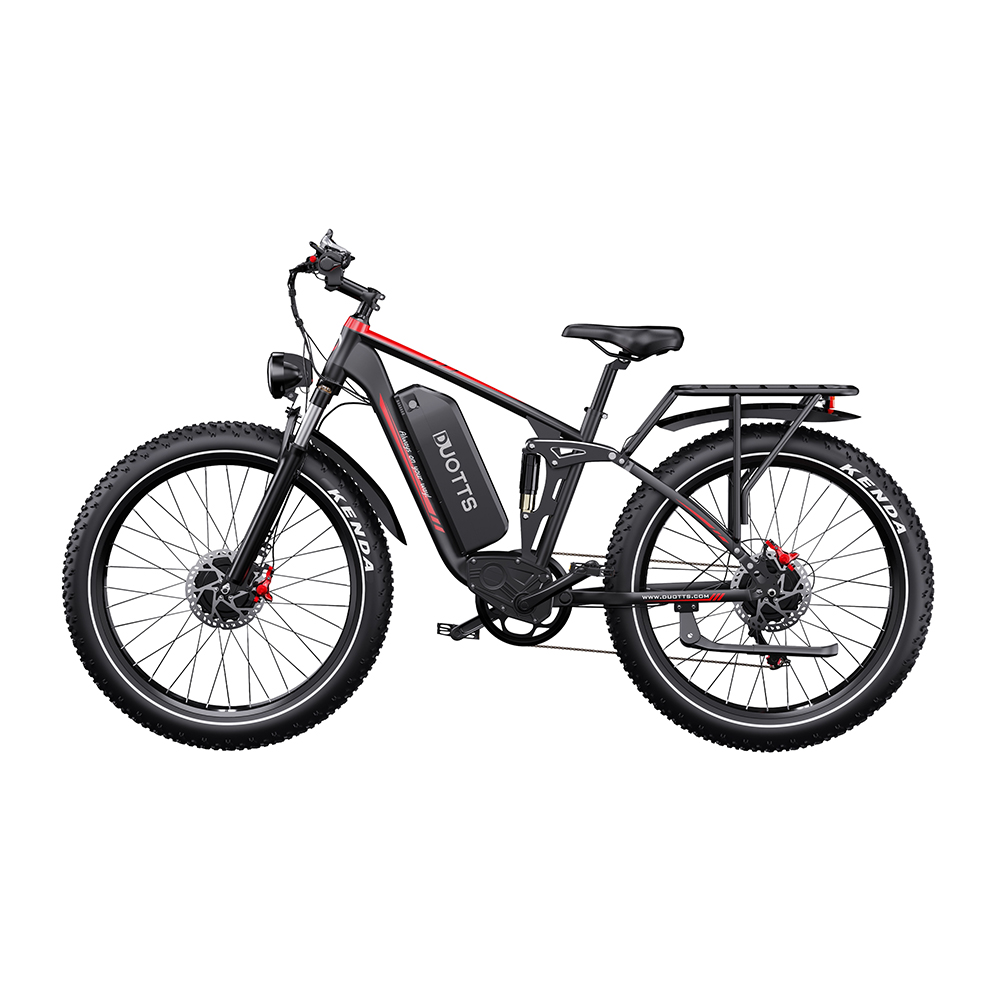 Bicicleta eléctrica con neumáticos anchos, faro y batería. El fondo es blanco.