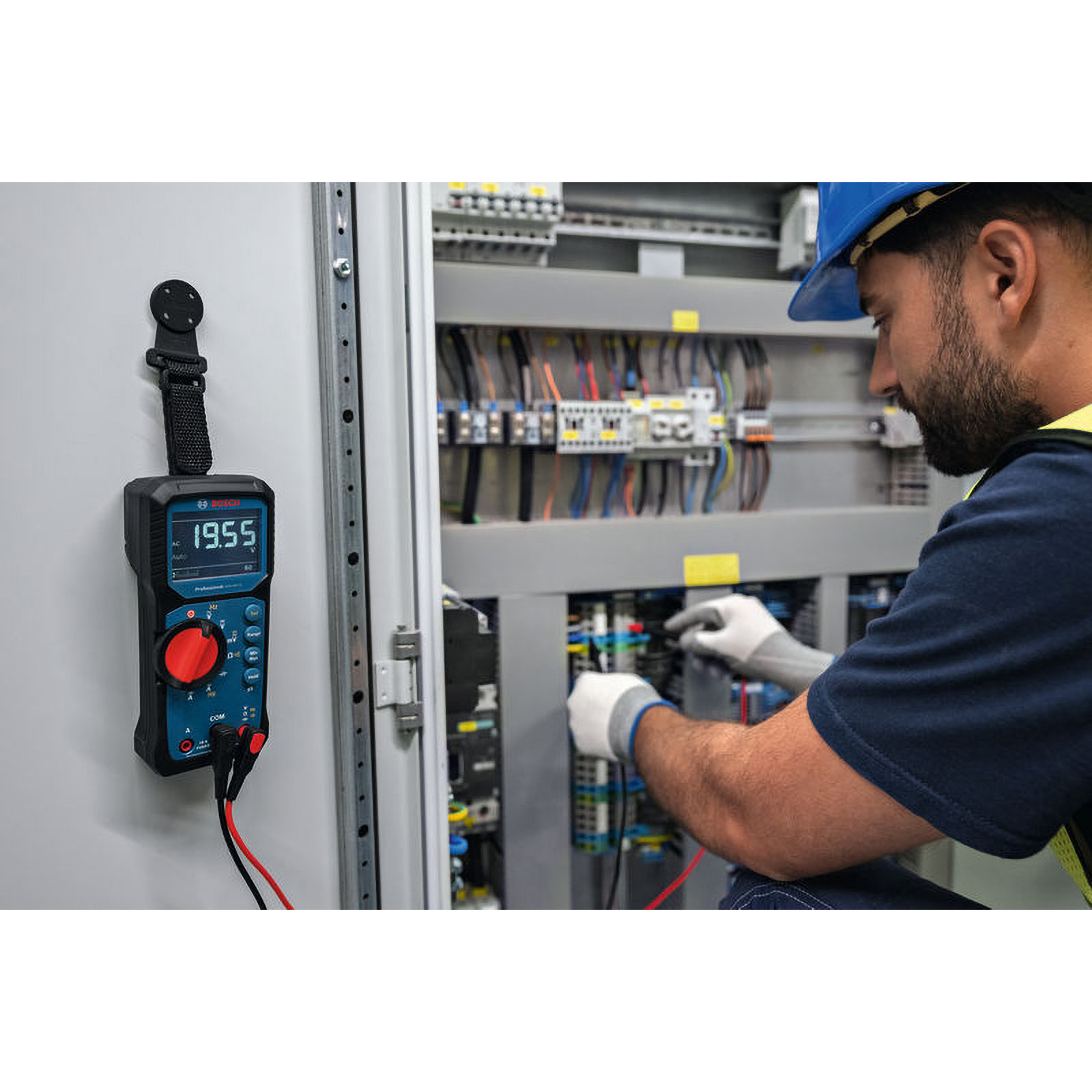 Ein Mann, der ein Multimeter verwendet, um elektrische Komponenten zu überprüfen.