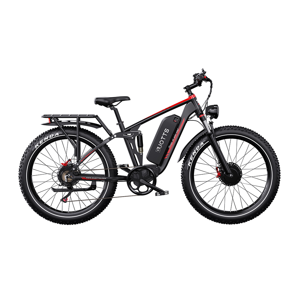 Una bicicleta eléctrica con neumáticos grandes, marco negro, detalles rojos y portaequipajes.