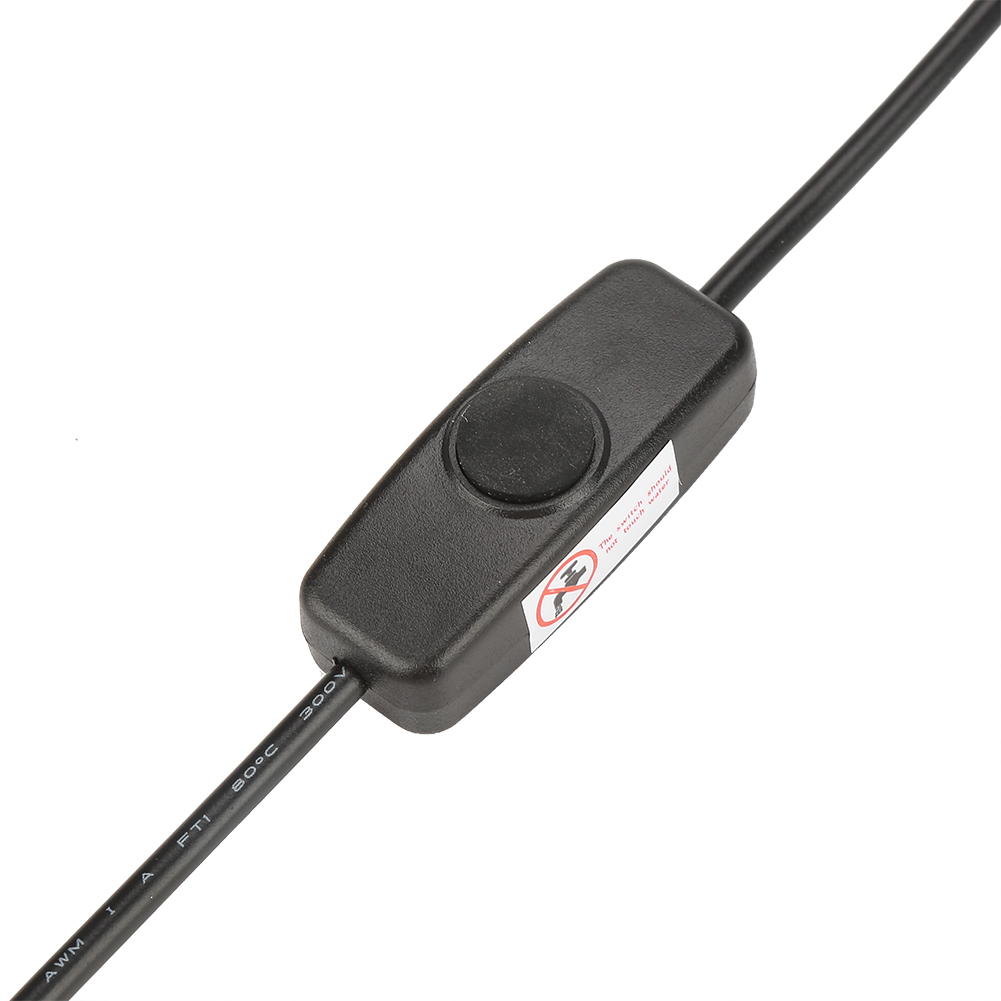 Ein schwarzer Netzschalter an einem schwarzen Kabel. Das Kabel hat Text und ein Symbol darauf.