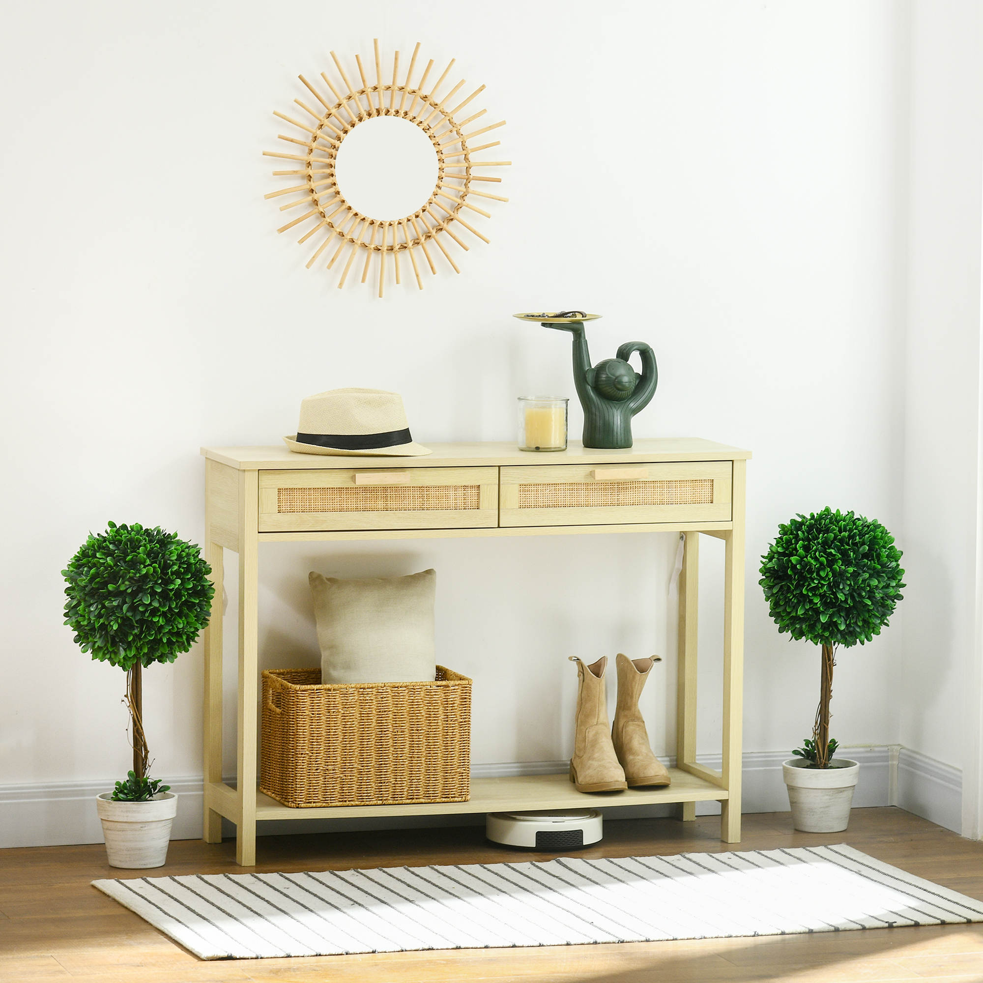 Konsole mit Dekoration, zwei Topiaries, einem Spiegel und einem Teppich in einem Raum.