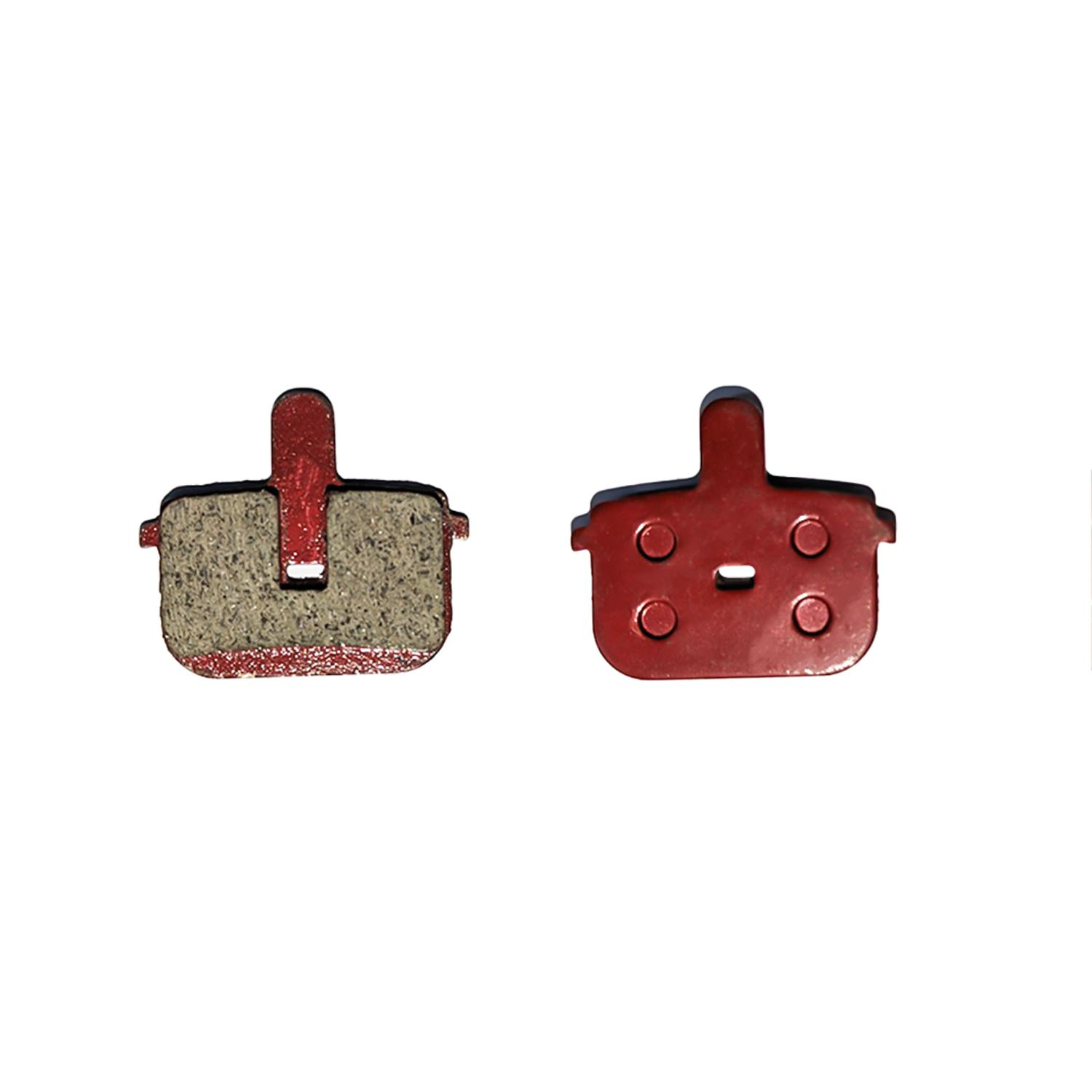 Dos pastillas de freno, una roja y una beige, sobre fondo blanco.