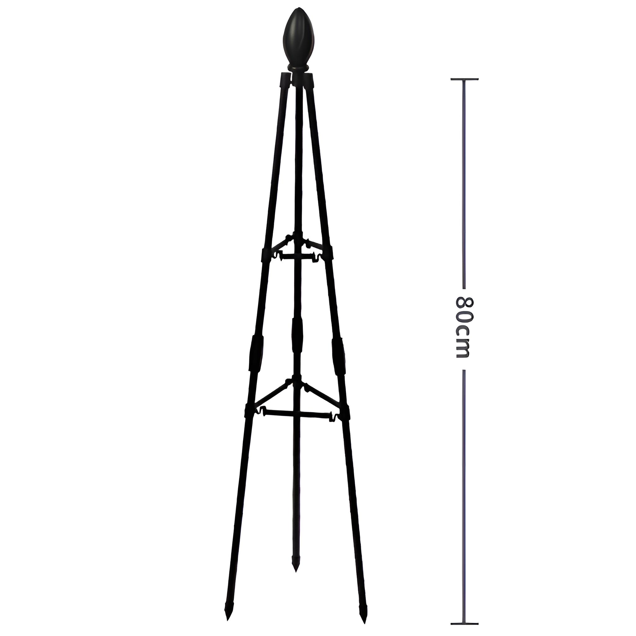 Eine schwarze Metall-Obelisk-Pflanzenstütze, 80 cm hoch, auf weißem Hintergrund.