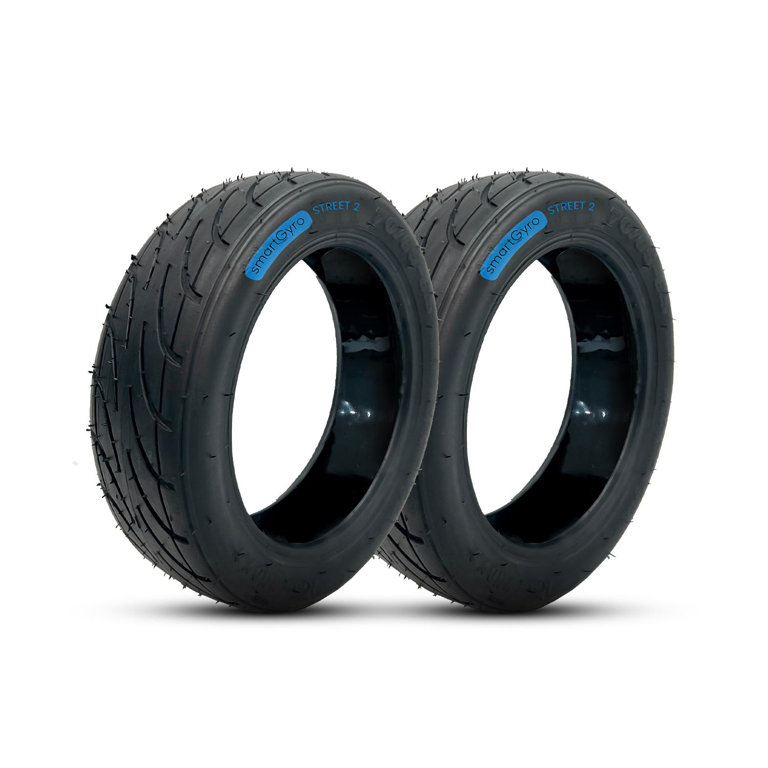 Dos neumáticos de scooter negros con texto azul 'smartGyro STREET 2' sobre fondo blanco.