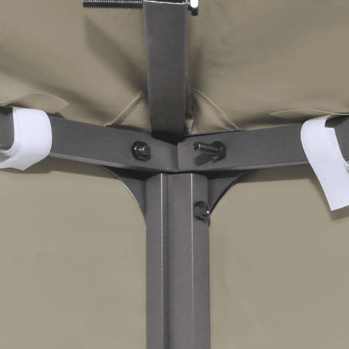 Nahaufnahme von Zeltrahmengelenken, Metall mit Schrauben und beigem Stoff.
