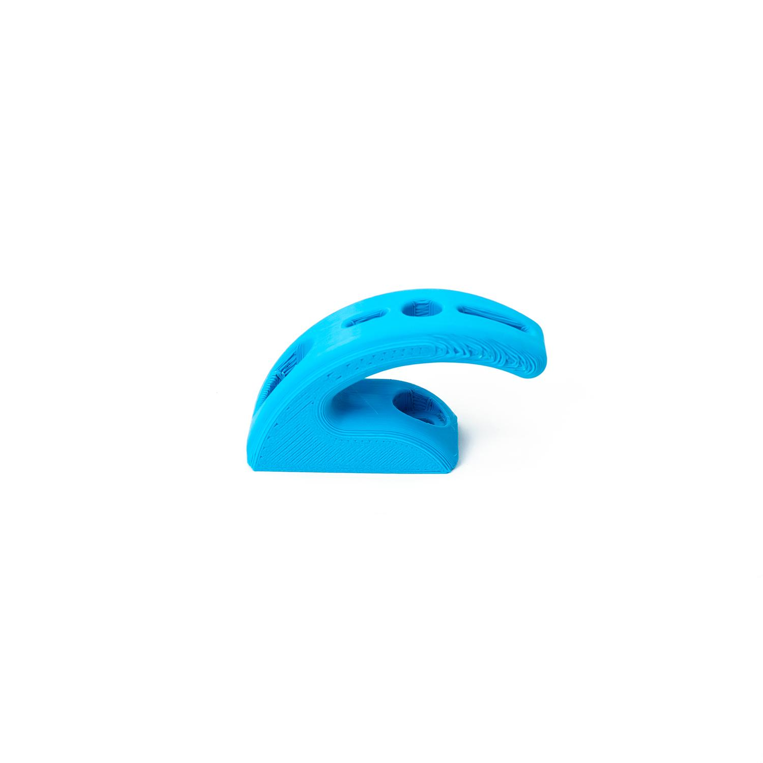 Forma curva de plástico azul sobre fondo blanco.